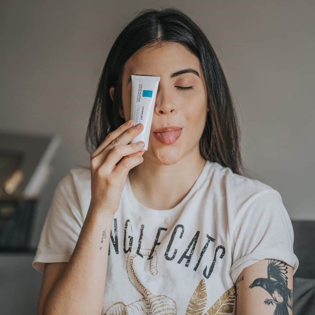 La Roche-Posayさんのインスタグラム写真 - (La Roche-PosayInstagram)「Thanks for the reminder that Cicaplast helps soothe tattooed skin, too @thaysslessa. It should definitely be part of a post-tattoo process. It repairs the skin barrier!  All languages spoken here! Feel free to talk to us at any time.  #larocheposay #cicaplast #soothes #lrplove」11月25日 3時59分 - larocheposay