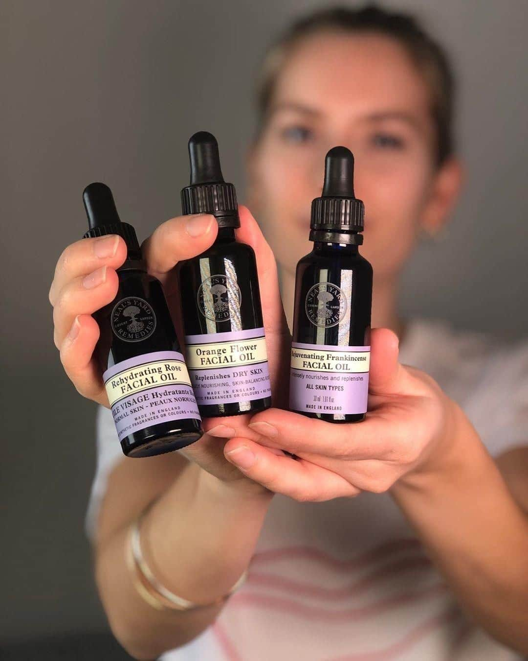 Neal's Yard Remediesさんのインスタグラム写真 - (Neal's Yard RemediesInstagram)「Treat yourself this Sunday with one of our Facial Oils. Do you have a favourite? 💙」11月25日 4時00分 - nealsyardremedies