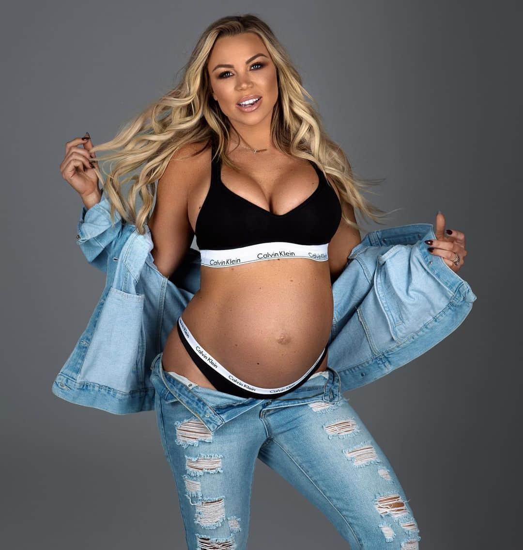 Lauren Drain Kaganさんのインスタグラム写真 - (Lauren Drain KaganInstagram)「LA Lens | @oxanaalexphotography Left or Right? Which do you prefer? @calvinklein Do you need a preggo model? 😝 P.S. This is the only way my jeans fit me nowadays... 🙈😭」11月25日 4時02分 - laurendrainfit