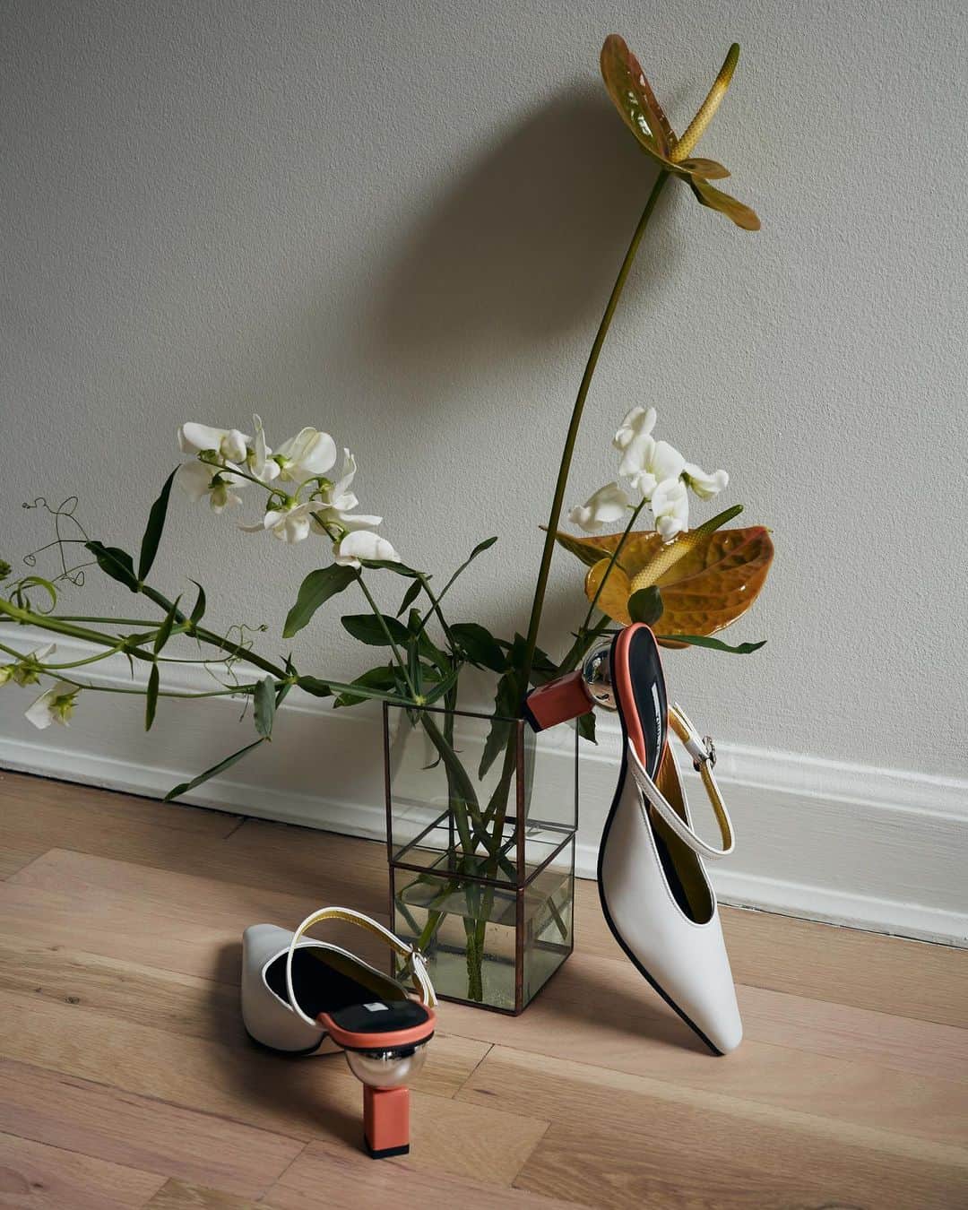 アリス・ガオのインスタグラム：「gestural sweet pea meet sculptural heel」