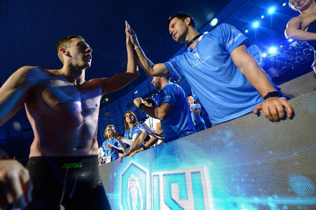 トラビス・マホーニーのインスタグラム：「High fives for PBs.  200 Backstroke 🥉and best time.  #london #iswimleague」