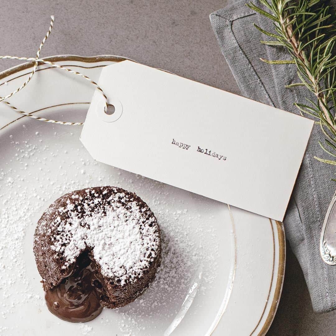 GODIVAさんのインスタグラム写真 - (GODIVAInstagram)「A little holiday inspiration for this week’s #SweetSunday. Whether with our baking mixes or one of our signature chocolate boxes, the key to a wonderful holiday is bringing a touch of GODIVA.」11月25日 4時10分 - godiva