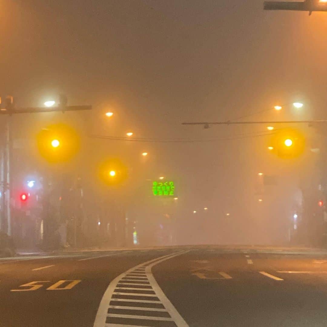 ミトさんのインスタグラム写真 - (ミトInstagram)「・ ・ 40年以上東京で暮らしてるけど、 ・ こんな霧の深い東京は ・ 生まれて初めてかもしれない🌫 ・ "道しるべは何もなし フォグライトは僕を刺す ・ 電飾はおぼろげで 街は霧におぼれてる ・ 道しるべは何もなし フォグライトは僕を刺す ・ 電飾はおぼろげで 街は霧におぼれてる" ・ 15年も前の自分が書いたリリックを思い出す。 ・ あのブラストビートほどの切羽詰まった感じはないけど、 ・ 今でもご立派にこんな写真を撮ったりして、 ・ 「タイムロス」してる。 ・ ・ #霧 #smog #20191125 #tokyo #clammbon #クラムボン #ミト #ミトムボン #タイムロス #imagination #君は僕になんて言う？」11月25日 4時11分 - micromicrophone