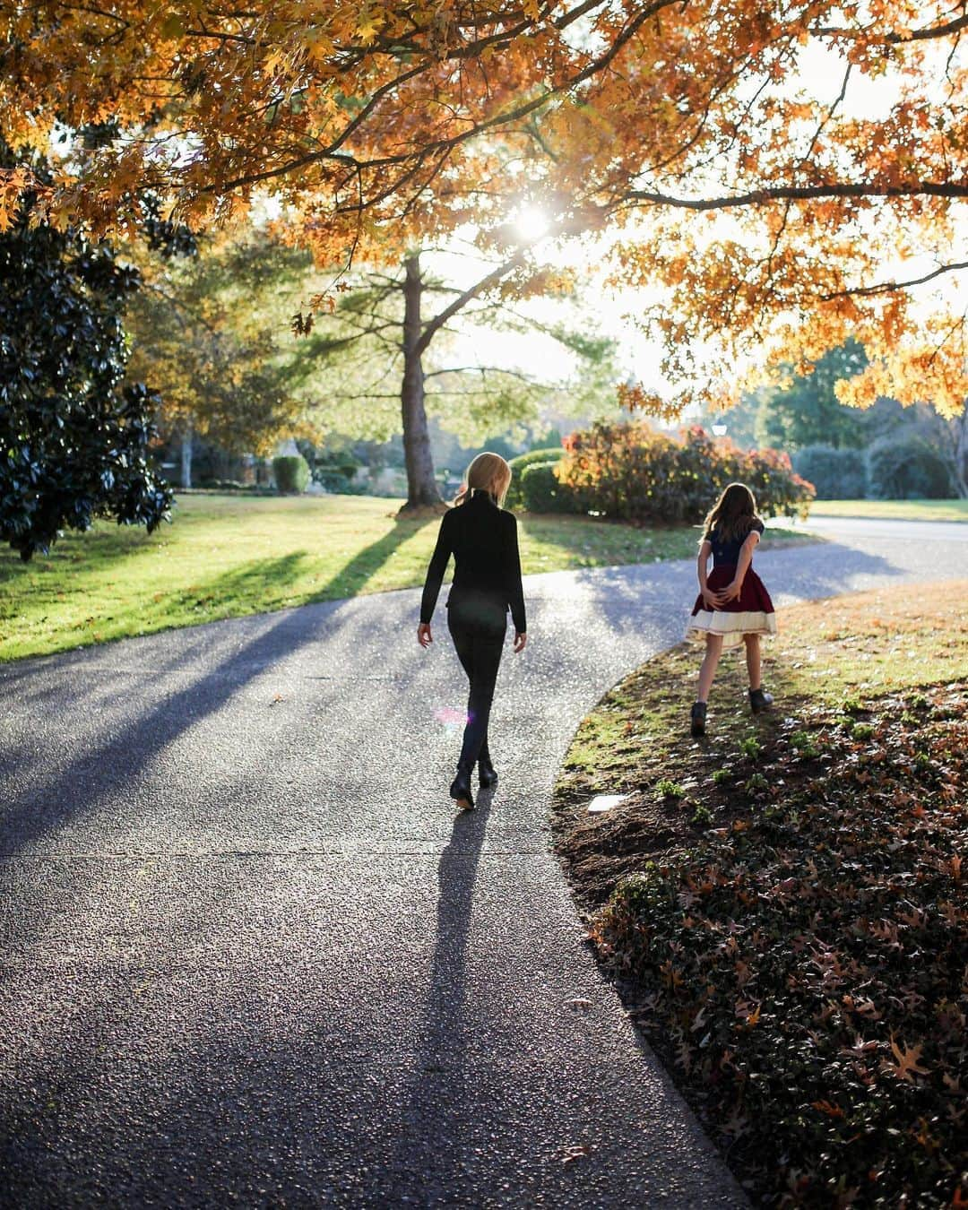 ニコール・キッドマンさんのインスタグラム写真 - (ニコール・キッドマンInstagram)「Sunday walk with Sunday  #MotherDaughter #Happiness」11月25日 4時11分 - nicolekidman