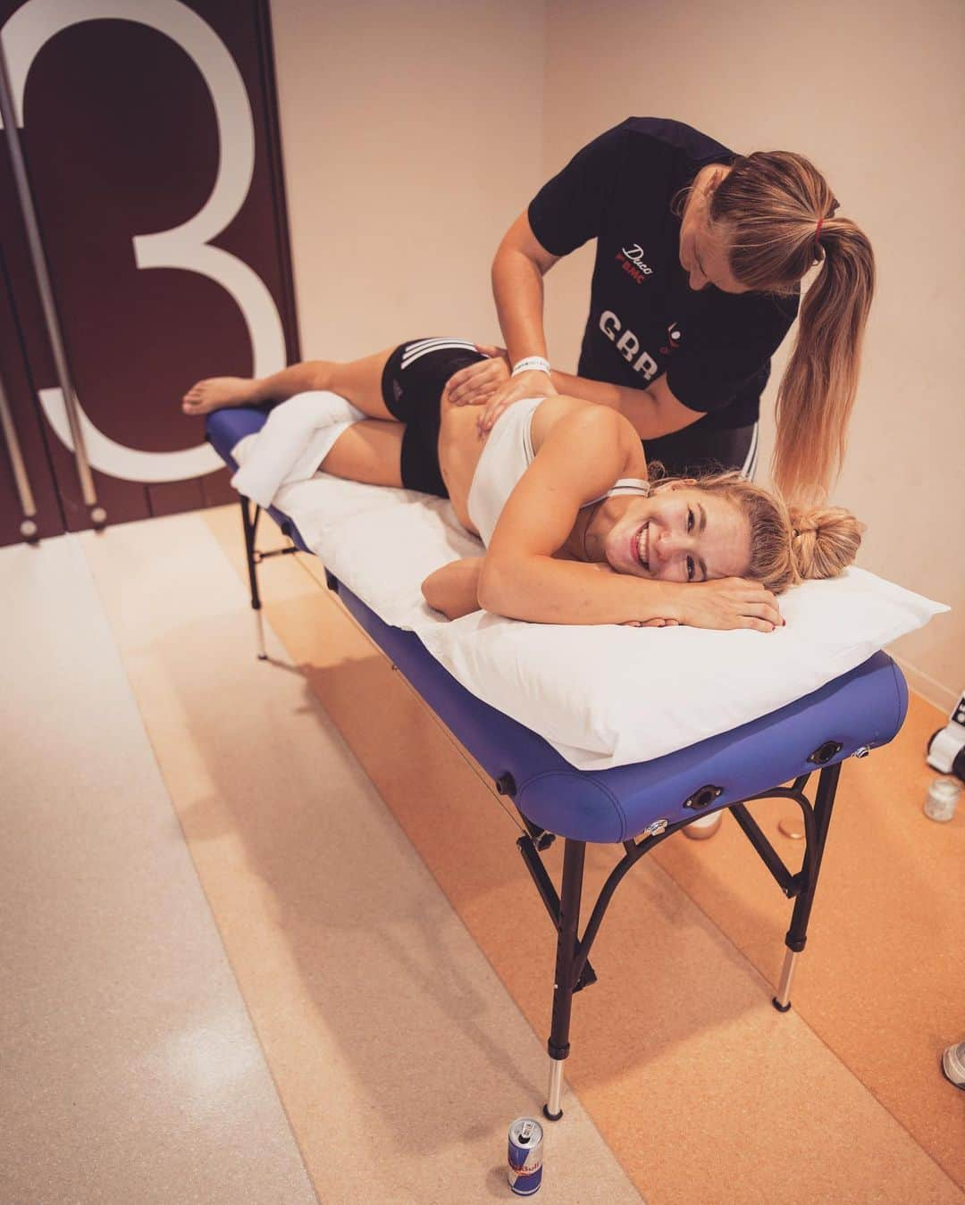 シャウナ・コックジーさんのインスタグラム写真 - (シャウナ・コックジーInstagram)「Laughing so that I don’t cry 😂 Sports massage is often unpleasant but entirely essential! @sportsmassagesheffield & @fairertimes work so hard to keep me fit, healthy and on the wall!」11月25日 4時12分 - shaunacoxsey