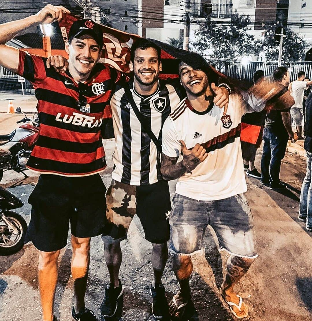 マテウス・サンタナのインスタグラム：「Conquista da América rodeado de gente que eu amo. Isso é flamengo!! Mostramos no talento parcero tá maluco!!#VencemosJuntos ❤️🏆🖤🙅🏾‍♂️」