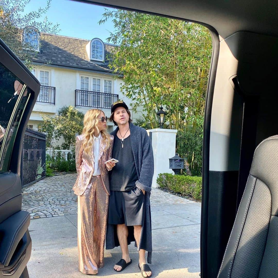 レイチェル・ゾーさんのインスタグラム写真 - (レイチェル・ゾーInstagram)「Typical morning for me and my ❤️ @rbermanus in sequins and sweats 🙈#thisisus #same #oppositesattract 🤷‍♀️ xoRZ」11月25日 4時20分 - rachelzoe