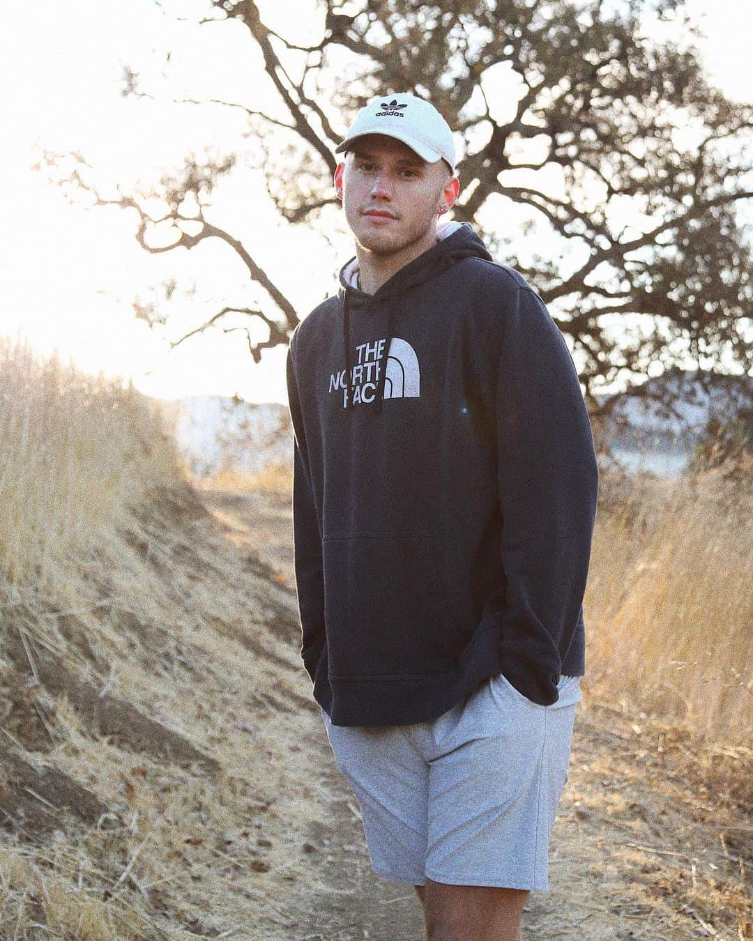 ブランドン・シェイアのインスタグラム：「Filmed a little video & shot the cover art  for the stripped version of “Mad”. This version is very raw, just me & a piano so i figured I’d keep the video very minimal. When should I drop it? 😏」