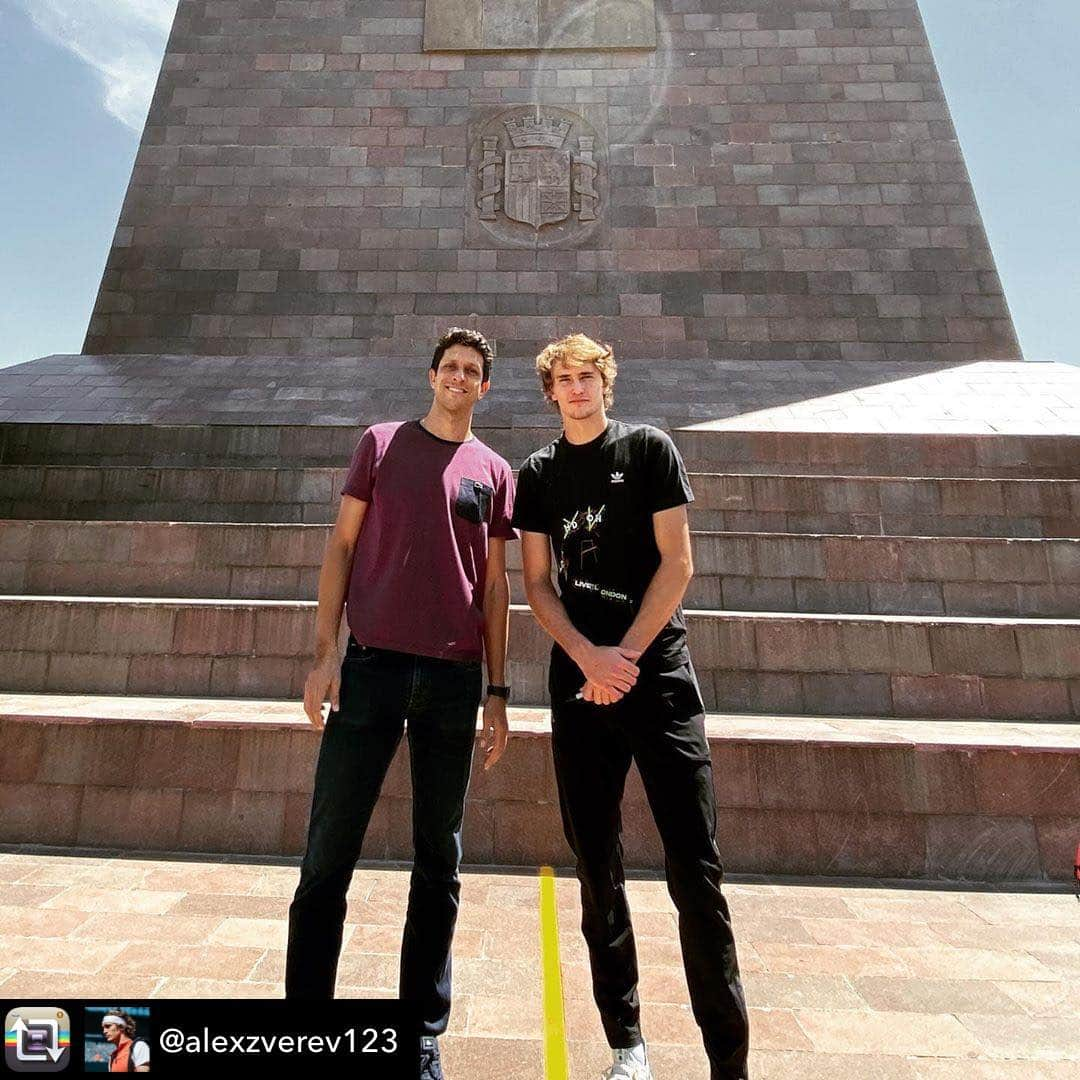 マルセロ・メロさんのインスタグラム写真 - (マルセロ・メロInstagram)「North and South 🇪🇨 Latitude 0 ! What place, never thought I would come here one day, specially with this 🤡. We are divided by the Ecuador line. The question is, who is at North and who is at South ? . . . @alexzverev123 #latitude0 #quito #equator」11月25日 4時38分 - marcelomelo83