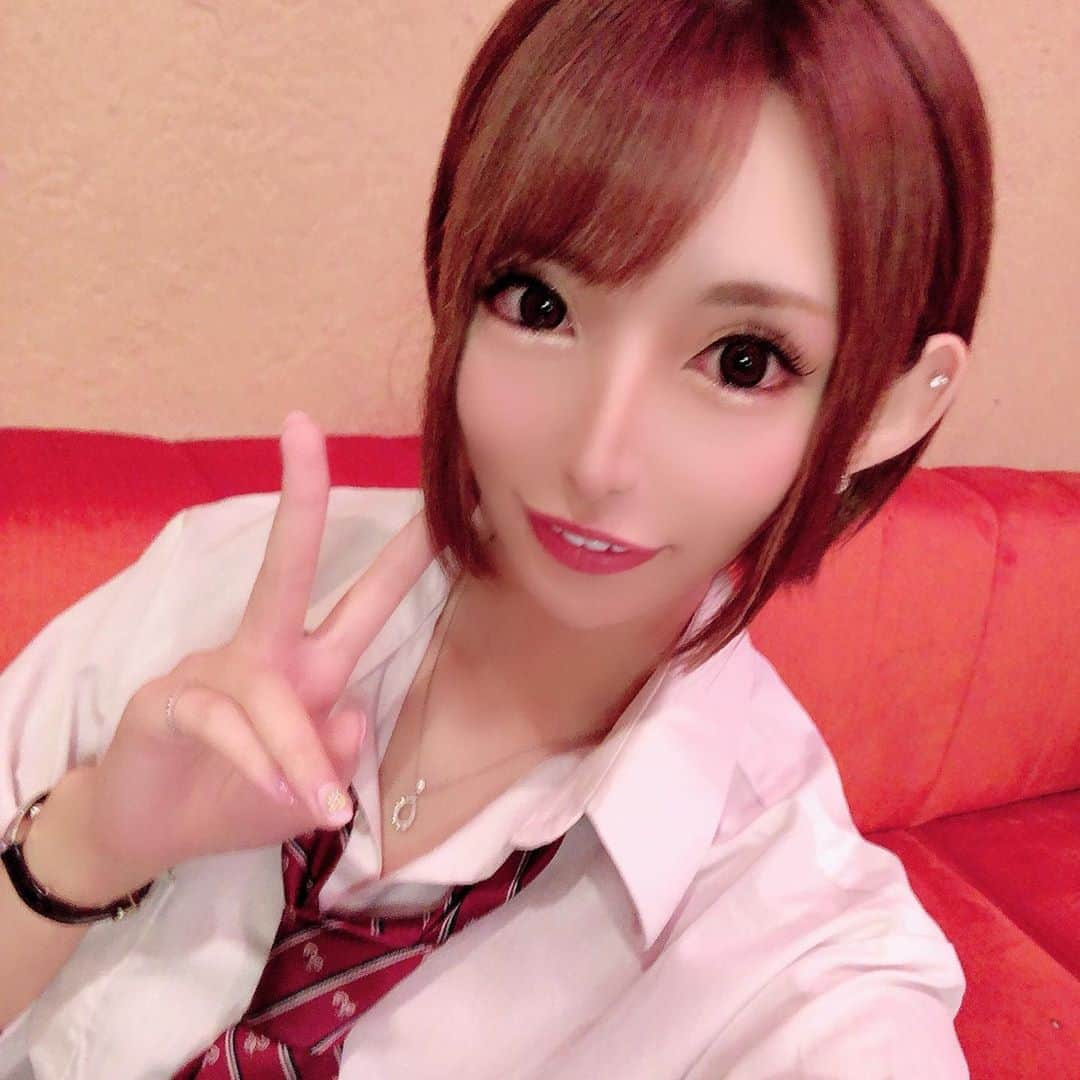 葉月七瀬さんのインスタグラム写真 - (葉月七瀬Instagram)「学園イベントでした🌸✨ 制服着たよ～👶🏼 . AVの時しょっちゅう着てたから あ、久々に着たって感じ！笑 楽しかった～💕💕 . 学園イベントだから限定ドリンクで タピオカミルクティー割りがあって タピオカ好きだからいっぱい飲んだ🥤💓 . 次はクリスマスだね🎅🏼🎄✨ 去年サンタ着たけどサイズ合わなかったから 新調する～！！ クリスマスプレゼントください🍾🎁 #キャバ嬢 #歌舞伎町 #乙葉ななせ  #制服 #制服イベント #似非JK」11月25日 4時52分 - otoha_7s