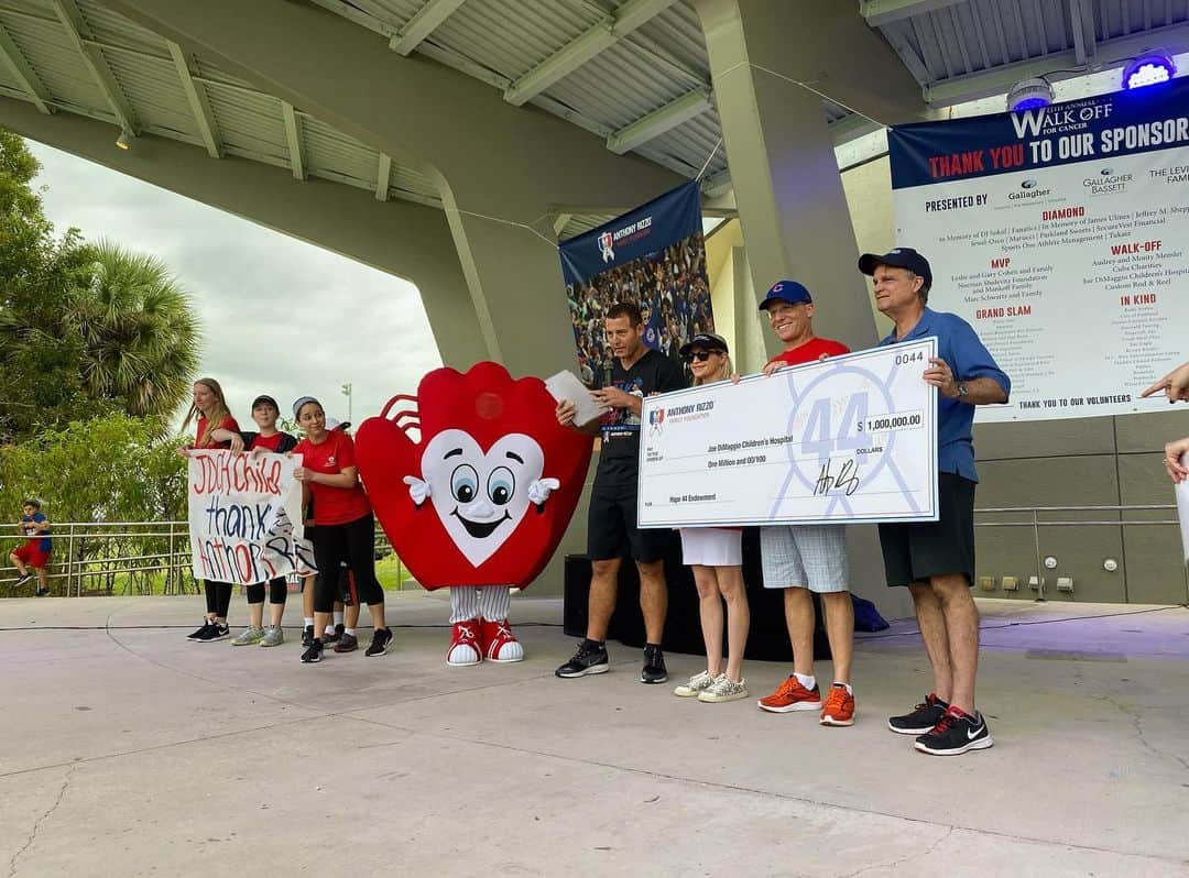 シカゴ・カブスさんのインスタグラム写真 - (シカゴ・カブスInstagram)「A record-breaking $1.3M+ raised and 1,000+ people walked at @arizz_44’s 8th Annual Walk-Off for Cancer today! 💙 At the walk, @anthony_rizzo_familyfoundation also donated $1M to a local children’s hospital to aid families battling cancer.」11月25日 4時53分 - cubs