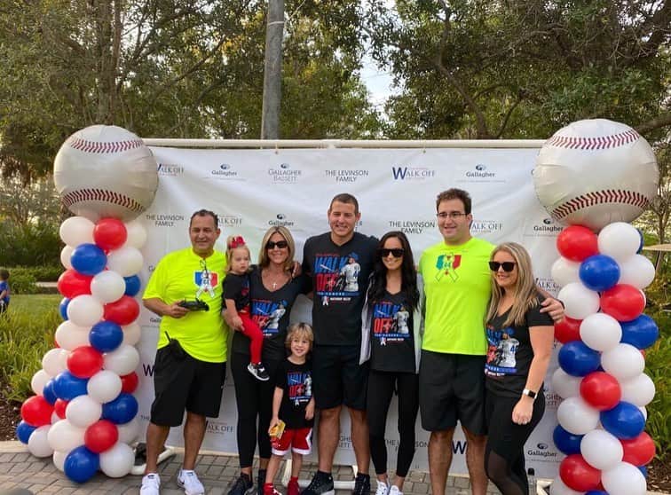 シカゴ・カブスさんのインスタグラム写真 - (シカゴ・カブスInstagram)「A record-breaking $1.3M+ raised and 1,000+ people walked at @arizz_44’s 8th Annual Walk-Off for Cancer today! 💙 At the walk, @anthony_rizzo_familyfoundation also donated $1M to a local children’s hospital to aid families battling cancer.」11月25日 4時53分 - cubs