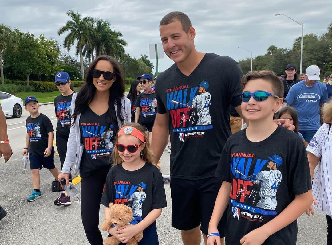 シカゴ・カブスさんのインスタグラム写真 - (シカゴ・カブスInstagram)「A record-breaking $1.3M+ raised and 1,000+ people walked at @arizz_44’s 8th Annual Walk-Off for Cancer today! 💙 At the walk, @anthony_rizzo_familyfoundation also donated $1M to a local children’s hospital to aid families battling cancer.」11月25日 4時53分 - cubs