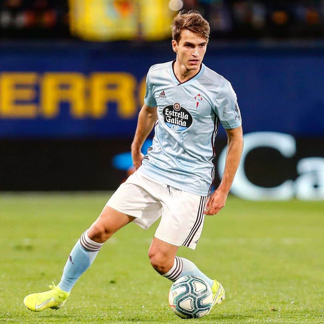 デニス・スアレス・フェルナンデスのインスタグラム：「Victoria importante, victoria para creer 💪👊 Vamos a por muchas más ⚽💙 🔶 Gracias a la afición @villarrealcf por su cariño 😊👏🏻」