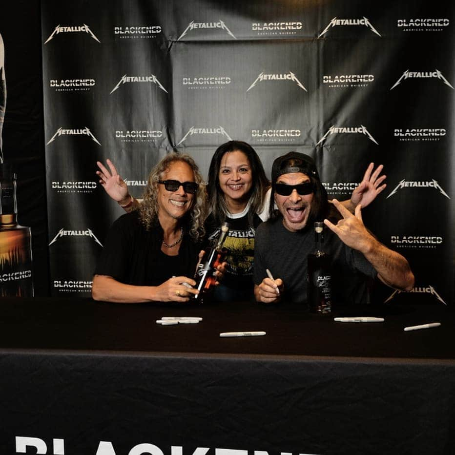 メタリカさんのインスタグラム写真 - (メタリカInstagram)「Wow - Corpus Christi knows how to show up! Kirk and Rob had a blast meeting the literal hundreds of you who lined up early and came out to get your bottle of #blackenedwhiskey signed. 🥃 #blackentheworld ・・・ #Repost @blackenedamericanwhiskey ・・・ Thanks to all of the TX fans who came out today for our bottle signing with @kirkhammett & @robtrujillo at @totalwinecorpuschristi!!! 🤘🥃」11月25日 5時02分 - metallica