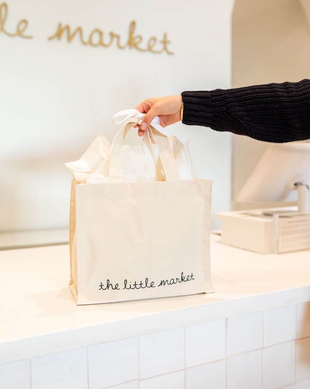 The Little Marketさんのインスタグラム写真 - (The Little MarketInstagram)「We value eco-conscious practices + products that are made with minimal impact on the environment. To further our efforts, we created a reusable canvas bag that keeps on giving. With any in-store purchase, you'll receive a complimentary canvas tote. Now you can reuse, regift, + repurpose this holiday season.」11月25日 5時14分 - thelittlemarket