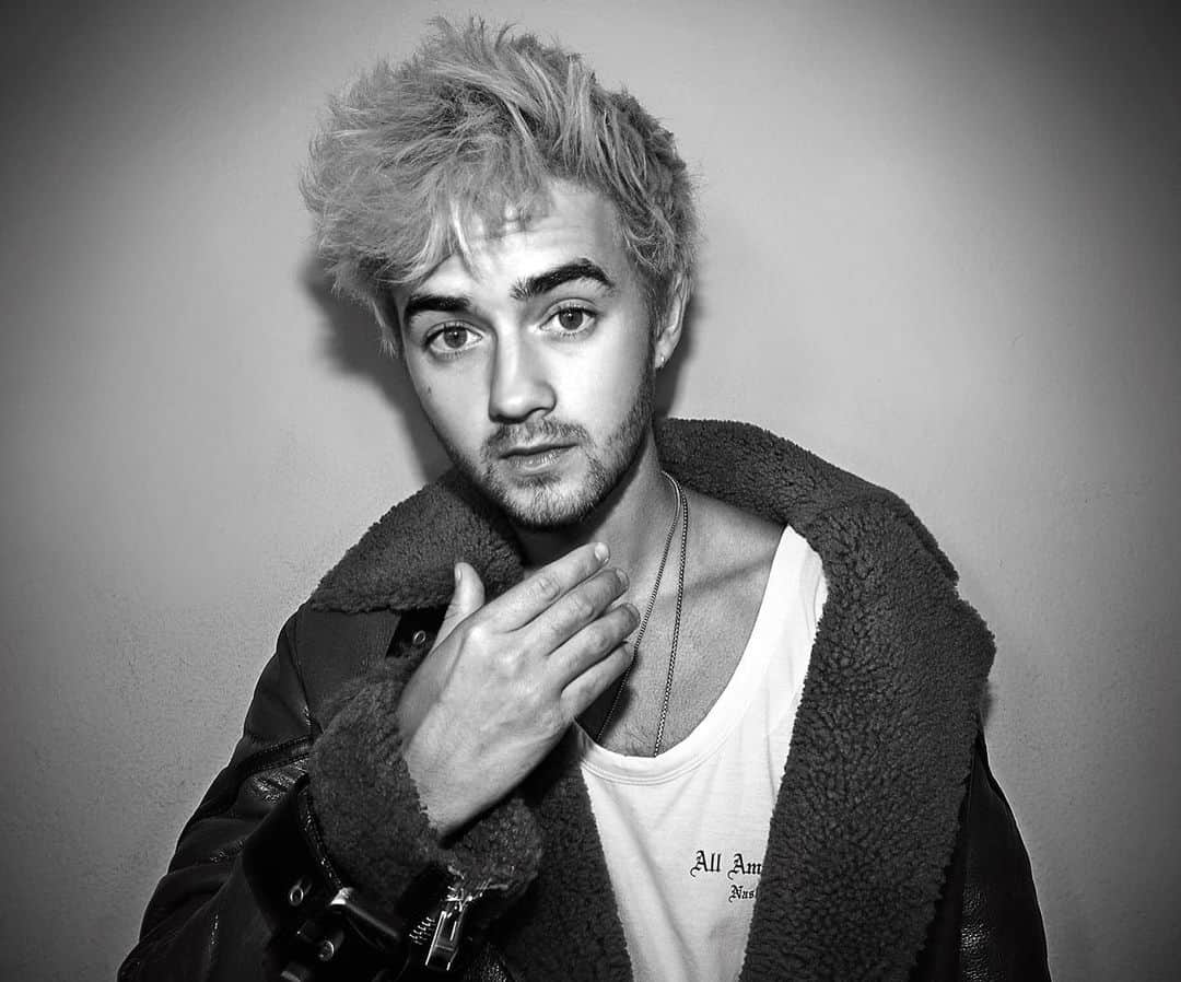 ジャック・ジョンソンのインスタグラム：「I love riddles. Tell me a riddle in the comments. And everyone knows the horses name was Friday so do yourself a favor and miss me with that one.」