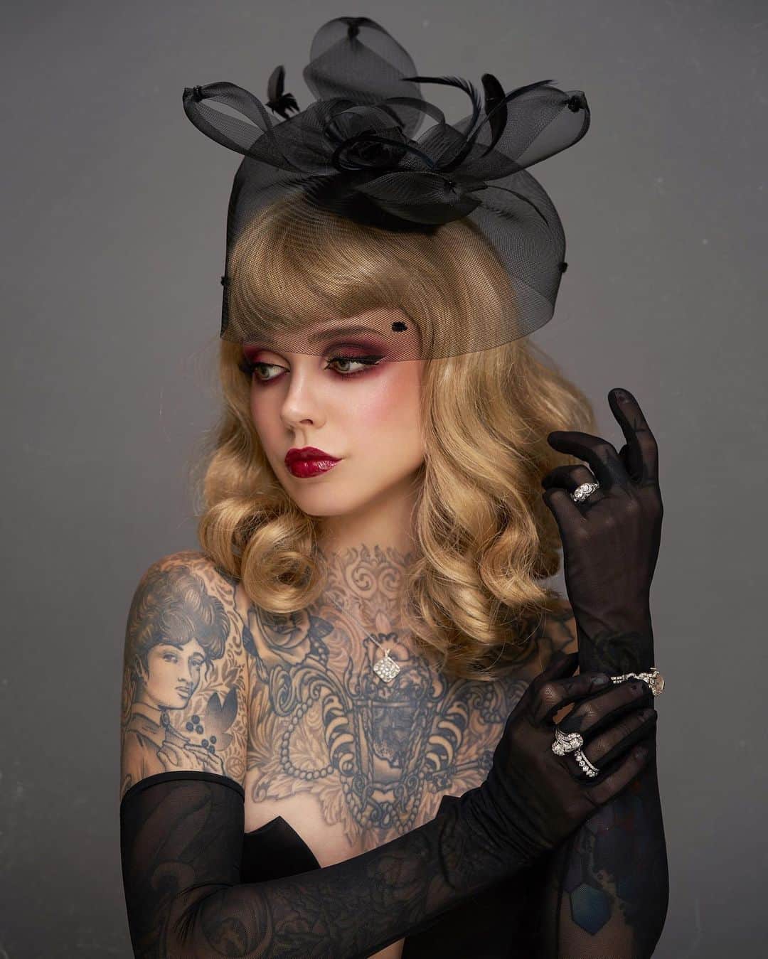 サラ・Xのインスタグラム：「SWIPE ⬅️ TO SEE BEHIND THE SCENES OF THIS SHOOT! While I can’t say exactly what look I was going for when I created this, I think the end result is best described as “1940s trophy wife mourns the mysterious death of her geriatric husband”. Feel free to add your own description. I started with this wig, added some gloves and some vintage diamonds 💎, then the fascinatior I had lying around (why am I like this) I once randomly bought from Amazon, and a dress I got at the FIDM Scholarship Store Friday. I used the @meltcosmetics Muerte palette for the eyes & will post full makeup details on my other account sooooon!」