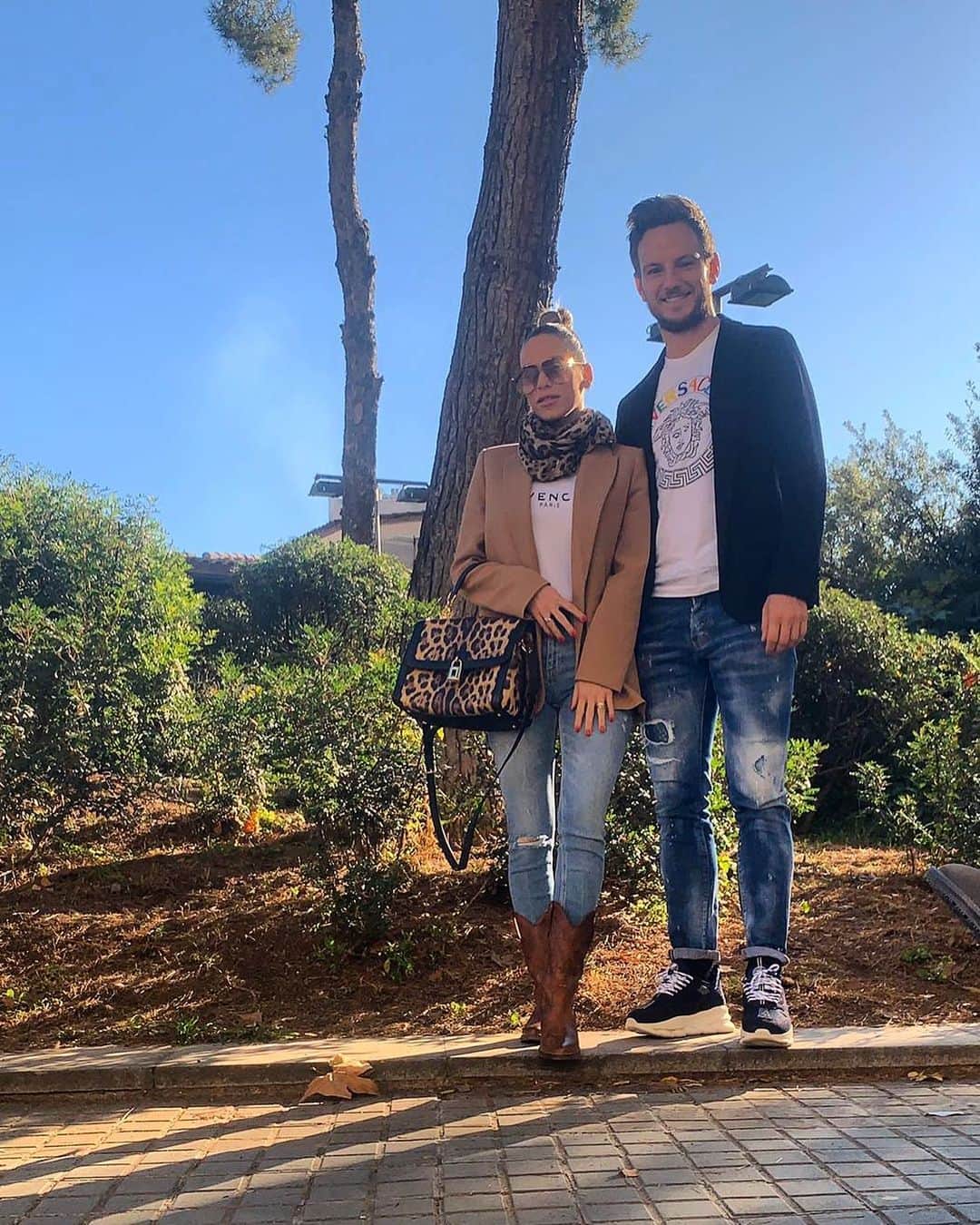 イヴァン・ラキティッチのインスタグラム：「Sonríe cada día, vive cada instante, ama cada hora, disfruta cada segundo, sé feliz siempre.!😍 Tu eres mi sonrisa, te amo @raquel_mauri 😘 #lafamiliaunidajamásserávencida #felizdomingo」