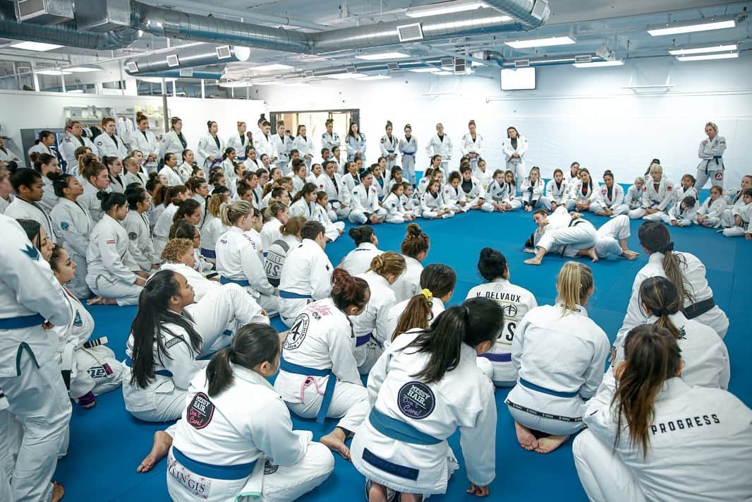 のインスタグラム：「Yesterday I did a super class with 150+ women from all different academies on the mats and raised 200+ toys to donate this Christmas! Thank you so much @angelicagalvao @atosjiujitsuhq and everyone who came to support! So great to be on the mats with you ladies!  @wartribegear  @myproteinus  @elitesportscompany」
