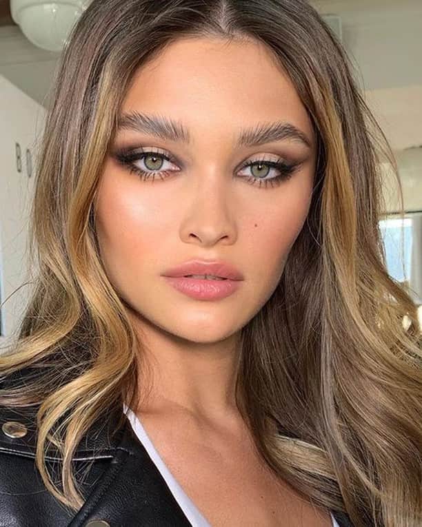 のインスタグラム：「Upgrade your travel plans and your look with a multitasking palette that does it all. Pick up our NEW London Edition Palette for Eyes, Cheeks & Lips the next time you pass through airport #dutyfree.  @Nikki_makeup created this stunning look on @SandraKaczorovska with just two products:  Skin Long-Wear Weightless Foundation NEW London Edition Palette for Eyes, Cheeks & Lips (Duty Free Exclusive!)」