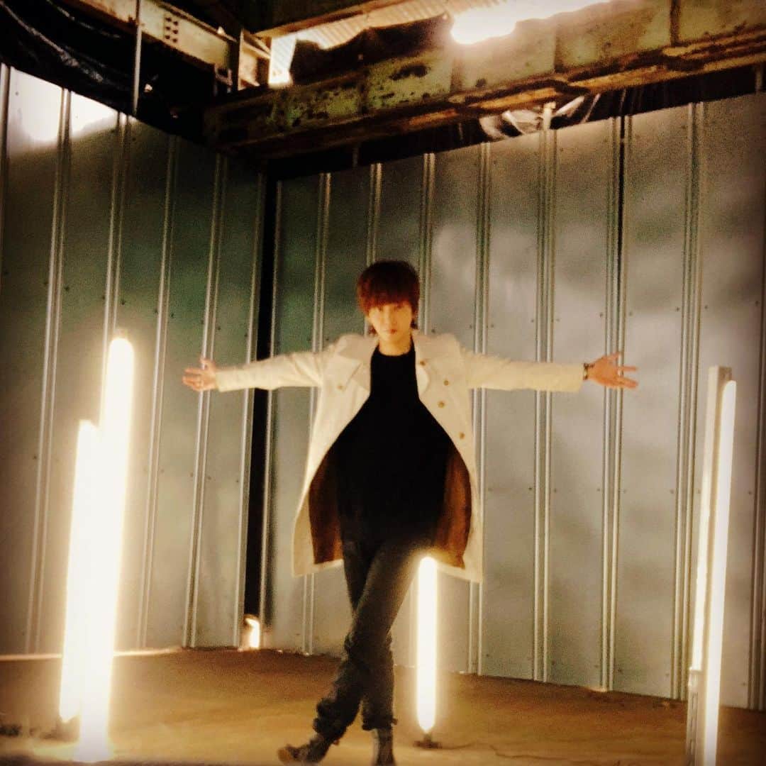 椿隆之のインスタグラム：「なれない事を  すると  ピンともブレる  #写真  #倉庫　#モノクロコーデ  #fashion #服　#ふぁっしょん」