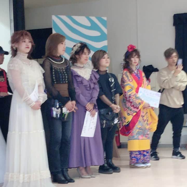 のインスタグラム：「日本編みおろし会コンテスト まさかのラビッシュポー❤️@rabichepow.fuuji  フージーが優勝しましたー！ . @zzzyuriazzz  ゆりあさんと同い年コンビで頑張ってたので めちゃくちゃ嬉しかったです！ . フージーの持つスピード×技術力は 何もできないところから教えてきた私をも 超えるものがあり、 今回の結果も一般投票で一位を頂けた事 本当に誇りに思います❣️ . 優勝をプレゼントしてくれると言って 臨んだ決勝大会❣️ . 夢見せてくれてありがとう！ . また次の投稿で語ろう😂💙 . 今から打ち上げなので また後ほど投稿しようかな❤️ . 本当におめでとう♡ . @rabichepow.take  たけさんと一緒に挑んで チームとしてまたより意味の深いコンテスト期間を過ごし 成長して結果を出してくれて感謝です！ . またラビッシュポーでも打ち上げしよう！ . #rabichepow #ヘアメイク#ヘアセット#ラビッシュポー」