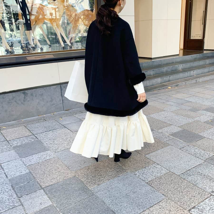 Tsuru by Mariko Oikawaさんのインスタグラム写真 - (Tsuru by Mariko OikawaInstagram)「冬を告げるかのような、ロマンティックでゴージャスなパール付きのスカートCabriole! この日は身長158cmのスタッフが5cmヒールと合わせて着用。ウエストすっきり&裾のたっぷりギャザーのティアードが特徴的なシルエットのスカートは、トップスをコンパクトに着こなすのがポイント！エコファーのショートコートととの組み合わせは、とってもelegant…＊ ・ ・ skirt:Cabriole/WHITE ¥62,100+tax (↑期間限定10%OFF価格) coat:Charles-Louis/BLACK ¥90,000+tax ・ ・ #tsurubymarikooikawa#tsuru#onlinestoreにて発売中#tsuruとskirt#パールスカート#ショートコート#エコファー」11月25日 16時57分 - tsurubymarikooikawa