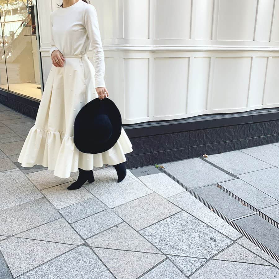 Tsuru by Mariko Oikawaさんのインスタグラム写真 - (Tsuru by Mariko OikawaInstagram)「冬を告げるかのような、ロマンティックでゴージャスなパール付きのスカートCabriole! この日は身長158cmのスタッフが5cmヒールと合わせて着用。ウエストすっきり&裾のたっぷりギャザーのティアードが特徴的なシルエットのスカートは、トップスをコンパクトに着こなすのがポイント！エコファーのショートコートととの組み合わせは、とってもelegant…＊ ・ ・ skirt:Cabriole/WHITE ¥62,100+tax (↑期間限定10%OFF価格) coat:Charles-Louis/BLACK ¥90,000+tax ・ ・ #tsurubymarikooikawa#tsuru#onlinestoreにて発売中#tsuruとskirt#パールスカート#ショートコート#エコファー」11月25日 16時57分 - tsurubymarikooikawa