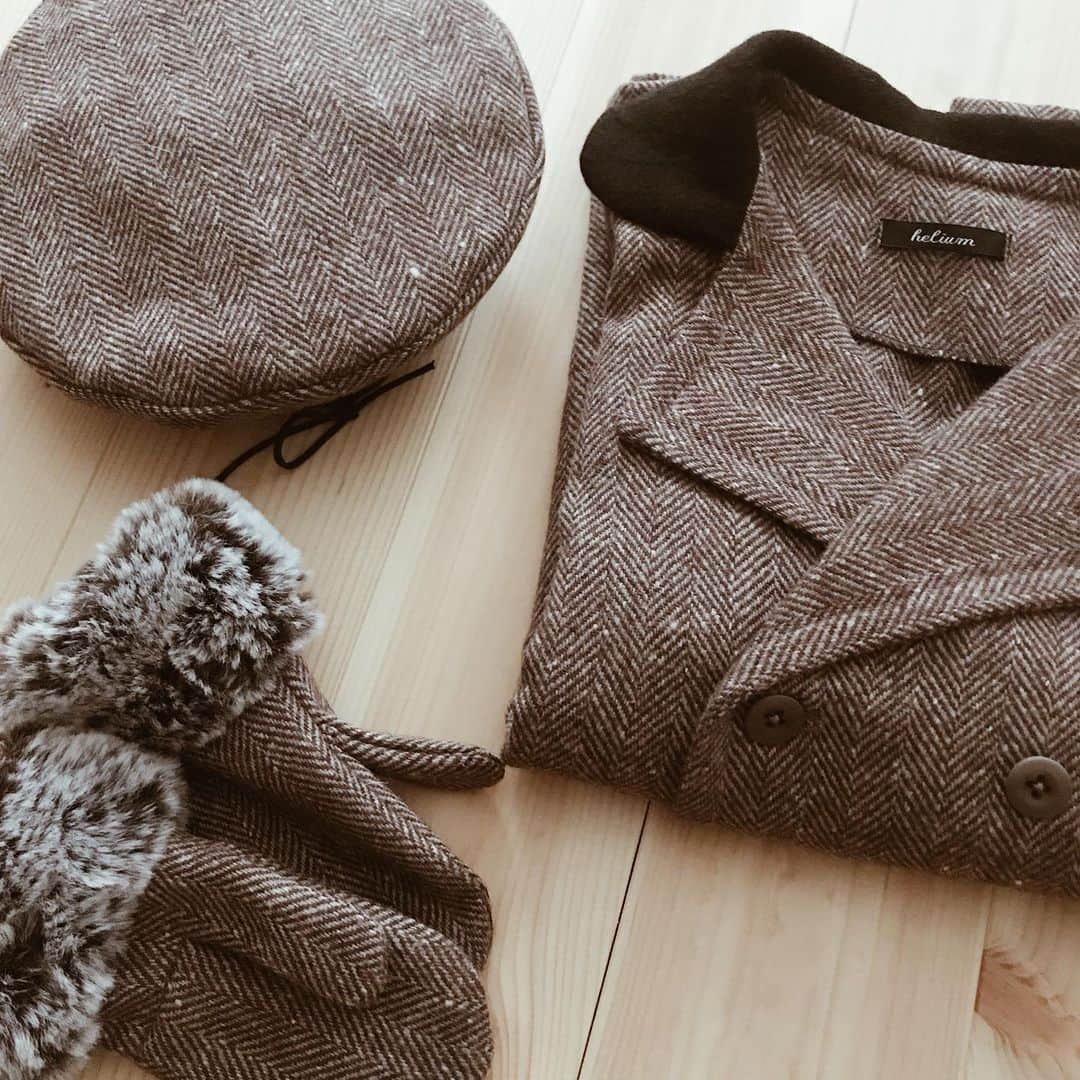 Yuiのインスタグラム：「. コート類はchestercoat、haori、 小物類はmitten、beretを @this___tokyo さんへ納品しました。 . まだまだ暖かい日が続いてますが これからの季節のお支度に、 クリスマスの贈り物のご準備に。 ぜひ店舗にてお手にとってご覧くださいませ🎄 .」