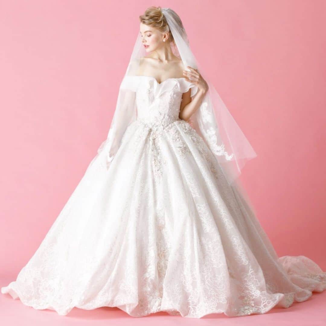 THE HANYさんのインスタグラム写真 - (THE HANYInstagram)「#thehany_couture ドレスムービーも載せています📽繊細で豪華な刺繍が少しでも伝われば嬉しいです♡ . 【 Antoineアントワーヌ 】(THE HANY COUTURE ) #thehanyアントワーヌ . ドレス全体に贅沢に施された淡いピンクの刺繍とエンブロイダリーレース。 . さらにその上から刺繍とビーディングを重ね、最上級のウェディングドレスに仕上げました。 . 胸元のハートシェイプに合わせたボリュームのあるオフショルダーが、プリンセスのような気品と女性らしさを表現してくれます。 . おそろいのベールも圧巻の豪華さです。 . 東京本店でのみご試着いただけます。 . . #thehany_couture  #thehany_weddingdress  #thehany  #thehany_dressmovie  #thehany2019dresscollection  #ザハニー #伊藤羽仁衣 #ウェディングドレス #カラードレス #プレ花嫁 . #ロングベール . . ▽THE HANY公式サイト http://the-hany.jp . . . . 【 東京本店 9月7日より住所変更になっております】お問い合わせ先が変更になっております。お間違いのないよう、ご注意ください🙇‍♀️ . . ▼新しいお問い合わせ先はこちらです THE HANY東京本店 〒107-0062 東京都 港区 南青山２-８-２ 南青山サマリヤマンション 801号室 ​青山一丁目駅または乃木坂駅より徒歩5分程度です❤️ TEL： 03 5413 3982 MAIL：info@the-hany.jp ​資料請求・お問い合わせ：https://contact-the-hany.jp/#inquiry  東京本店LINE：http://nav.cx/cppV6qe . ______________________ . 【THE HANY直営店】 ( 全店舗 完全予約制 ) 直営店ではディズニープリンセスドレスコレクション・伊藤羽仁衣プロデュース和装もお取り扱いしております。 直営店定休日：火曜日 . . ●東京本店：東京都港区南青山２-８-２ 南青山サマリヤマンション 801号室​ 電話： 03 5413 3982 メール：info@the-hany.jp 営業時間：11:00〜19:00 . . ●大阪店 : 大阪府大阪市中央区南船場4-11-20 G-TERRACE心斎橋1F 電話 : 06 6252.8210  メール：osaka@the-hany.jp ★営業時間:11:00〜20:00→12/1より11:00〜19:00へ変更となります！ . . ●札幌店 : 北海道札幌市中央区南3条西2丁目7番KT三条ビル1F 電話 : 011 280 8282 メール：info@hany-wedding.co.jp　 札幌店のみ提携式場がございます。 営業時間：11:00〜18:00 ※ディズニープリンセスドレスコレクション・和装に加え、タキシード・成人振袖・卒業袴・モーニング・留袖のお取扱もしています。 . . 【大阪店より営業時間変更のお知らせ】 いつもTHE HANY直営店をご利用いただきありがとうございます！ . 大阪店の営業時間が、12月1日より変更になります。 . ◎2019/11/30まで 11:00-20:00 . ◎2019/12/1から 11:00-19:00 . へ変更となります。 . 大阪店をご利用いただいているお客様には ご不便をおかけいたしますが、 ご理解いただきますよう何卒よろしくお願い申し上げます。 . なお、東京本店・札幌店は営業時間に変更はございません。 . #THEHANY #THEHANY大阪店 #お知らせ」11月25日 15時33分 - thehany_official