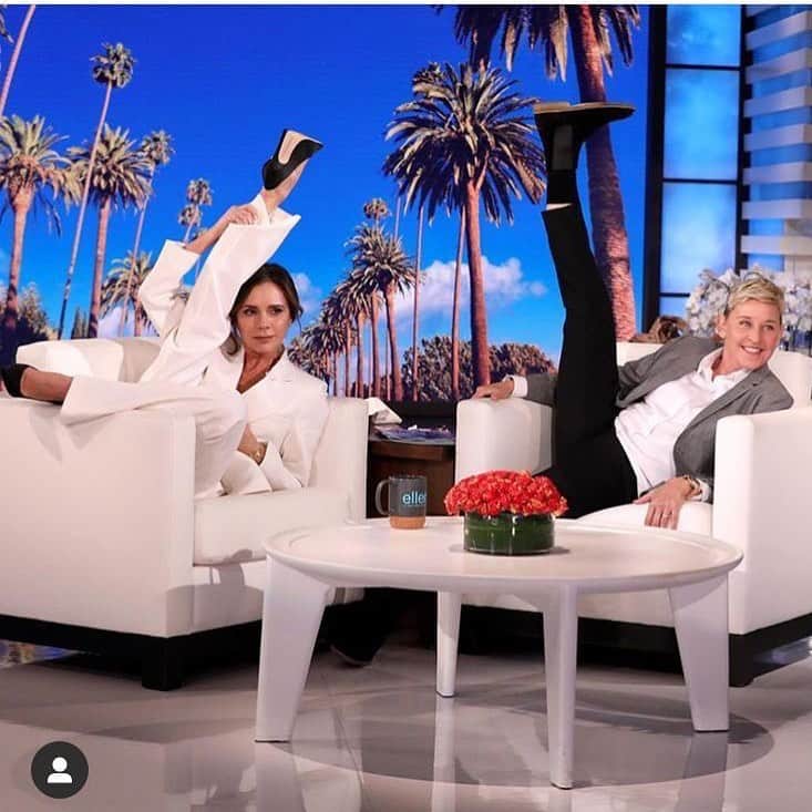 のインスタグラム：「Leg kicks and all things #VictoriaBeckhamBeauty on @theellenshow Monday, 25 November x kisses x VB 😂😂 #VBPose」
