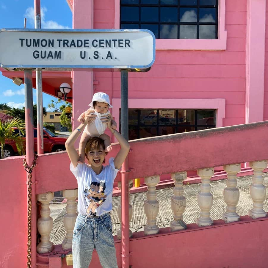 長谷川あやさんのインスタグラム写真 - (長谷川あやInstagram)「🌞🌞🌞 #trip #travel #happy #guam #guamtrip #tumontradecenter #あや旅成長日記 #子連れ旅行 #プール #baby #mama #令和ベイビー #生後6ヶ月 #0歳 #赤ちゃんのいる生活 #新米ママ #女の子ママ #小夏のいる生活 ・ ・ ・ 乗ってたバスからたまたま見えて とりあえず来てみた例の#ピンクの壁 👨‍👩‍👧✌️ ・」11月25日 15時50分 - ayasuke_0516