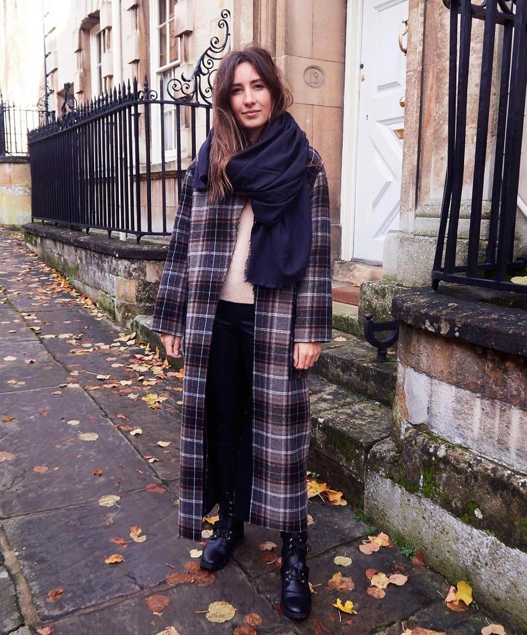 アクセサライズのインスタグラム：「Cosy ever after in the Wells blanket scarf.  Was £18, Now £9 (available in nine colours). 🔎: 7873784100 📷: @rosieannbutcher  #Accessorize #Accessorizer」