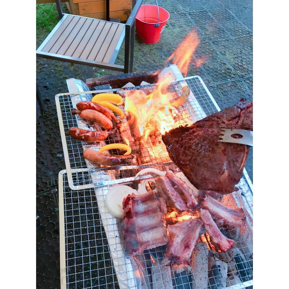 相内優香さんのインスタグラム写真 - (相内優香Instagram)「子リスさんとBBQへ。  #肉を焼く #肉を食べる #たくらみ顔」11月25日 16時01分 - yuuka_aiuchi