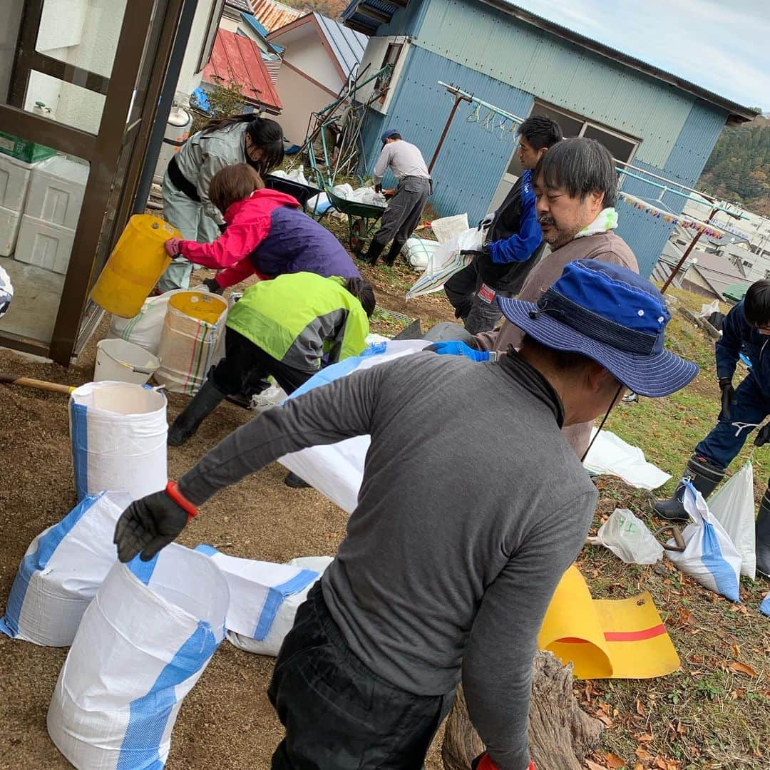 山川恵里佳さんのインスタグラム写真 - (山川恵里佳Instagram)「: : 台風19号で被害があった宮古市へ。 今回はIBC岩手放送の江幡アナウンサーをお誘いし、一緒に行ってきました。 ボランティア活動で行かせていただいたお宅の玄関先やお庭は土砂で埋まっていて、全員でひたすら掻き出す作業をしました。 10分〜15分作業したら休憩するという流れを繰り返していきます。 大量の土砂を目の前に目処がつくのか不安になるのですが、掻き出していくうちに、本来の地面がでてきます。 この瞬間から更にやる気が出て、作業が進むのです！ 道らしきものが見えなかったところからスタートし、活動を終える頃には歩きやすい道がしっかり出来上がりました。 天気も良く、この時期にしては温かい陽気に背中を押してもらえた1日。 住んでいらっしゃる方々が、少しでも穏やかに生活できると感じてくだされば幸いです。 : : #台風19号#宮古市災害ボランティアセンター#岩手県#宮古市#ボランティア活動#ibc岩手放送#江幡平三郎#へいちゃんありがとう : : ※写真は許可を得て撮影しております。」11月25日 16時10分 - erika_3_official