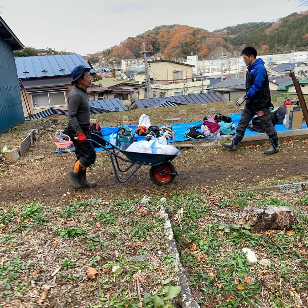 山川恵里佳さんのインスタグラム写真 - (山川恵里佳Instagram)「: : 台風19号で被害があった宮古市へ。 今回はIBC岩手放送の江幡アナウンサーをお誘いし、一緒に行ってきました。 ボランティア活動で行かせていただいたお宅の玄関先やお庭は土砂で埋まっていて、全員でひたすら掻き出す作業をしました。 10分〜15分作業したら休憩するという流れを繰り返していきます。 大量の土砂を目の前に目処がつくのか不安になるのですが、掻き出していくうちに、本来の地面がでてきます。 この瞬間から更にやる気が出て、作業が進むのです！ 道らしきものが見えなかったところからスタートし、活動を終える頃には歩きやすい道がしっかり出来上がりました。 天気も良く、この時期にしては温かい陽気に背中を押してもらえた1日。 住んでいらっしゃる方々が、少しでも穏やかに生活できると感じてくだされば幸いです。 : : #台風19号#宮古市災害ボランティアセンター#岩手県#宮古市#ボランティア活動#ibc岩手放送#江幡平三郎#へいちゃんありがとう : : ※写真は許可を得て撮影しております。」11月25日 16時10分 - erika_3_official