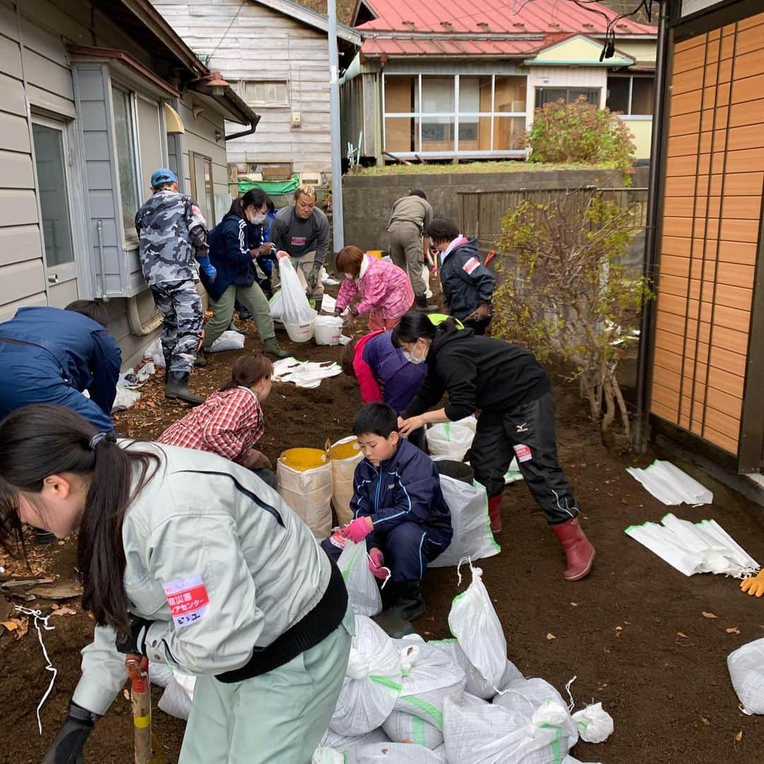 山川恵里佳さんのインスタグラム写真 - (山川恵里佳Instagram)「: : 台風19号で被害があった宮古市へ。 今回はIBC岩手放送の江幡アナウンサーをお誘いし、一緒に行ってきました。 ボランティア活動で行かせていただいたお宅の玄関先やお庭は土砂で埋まっていて、全員でひたすら掻き出す作業をしました。 10分〜15分作業したら休憩するという流れを繰り返していきます。 大量の土砂を目の前に目処がつくのか不安になるのですが、掻き出していくうちに、本来の地面がでてきます。 この瞬間から更にやる気が出て、作業が進むのです！ 道らしきものが見えなかったところからスタートし、活動を終える頃には歩きやすい道がしっかり出来上がりました。 天気も良く、この時期にしては温かい陽気に背中を押してもらえた1日。 住んでいらっしゃる方々が、少しでも穏やかに生活できると感じてくだされば幸いです。 : : #台風19号#宮古市災害ボランティアセンター#岩手県#宮古市#ボランティア活動#ibc岩手放送#江幡平三郎#へいちゃんありがとう : : ※写真は許可を得て撮影しております。」11月25日 16時10分 - erika_3_official