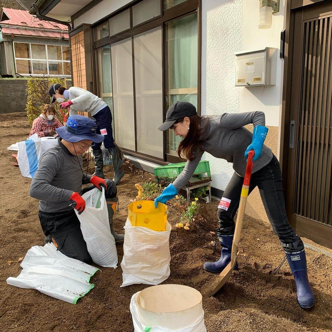 山川恵里佳さんのインスタグラム写真 - (山川恵里佳Instagram)「: : 台風19号で被害があった宮古市へ。 今回はIBC岩手放送の江幡アナウンサーをお誘いし、一緒に行ってきました。 ボランティア活動で行かせていただいたお宅の玄関先やお庭は土砂で埋まっていて、全員でひたすら掻き出す作業をしました。 10分〜15分作業したら休憩するという流れを繰り返していきます。 大量の土砂を目の前に目処がつくのか不安になるのですが、掻き出していくうちに、本来の地面がでてきます。 この瞬間から更にやる気が出て、作業が進むのです！ 道らしきものが見えなかったところからスタートし、活動を終える頃には歩きやすい道がしっかり出来上がりました。 天気も良く、この時期にしては温かい陽気に背中を押してもらえた1日。 住んでいらっしゃる方々が、少しでも穏やかに生活できると感じてくだされば幸いです。 : : #台風19号#宮古市災害ボランティアセンター#岩手県#宮古市#ボランティア活動#ibc岩手放送#江幡平三郎#へいちゃんありがとう : : ※写真は許可を得て撮影しております。」11月25日 16時10分 - erika_3_official