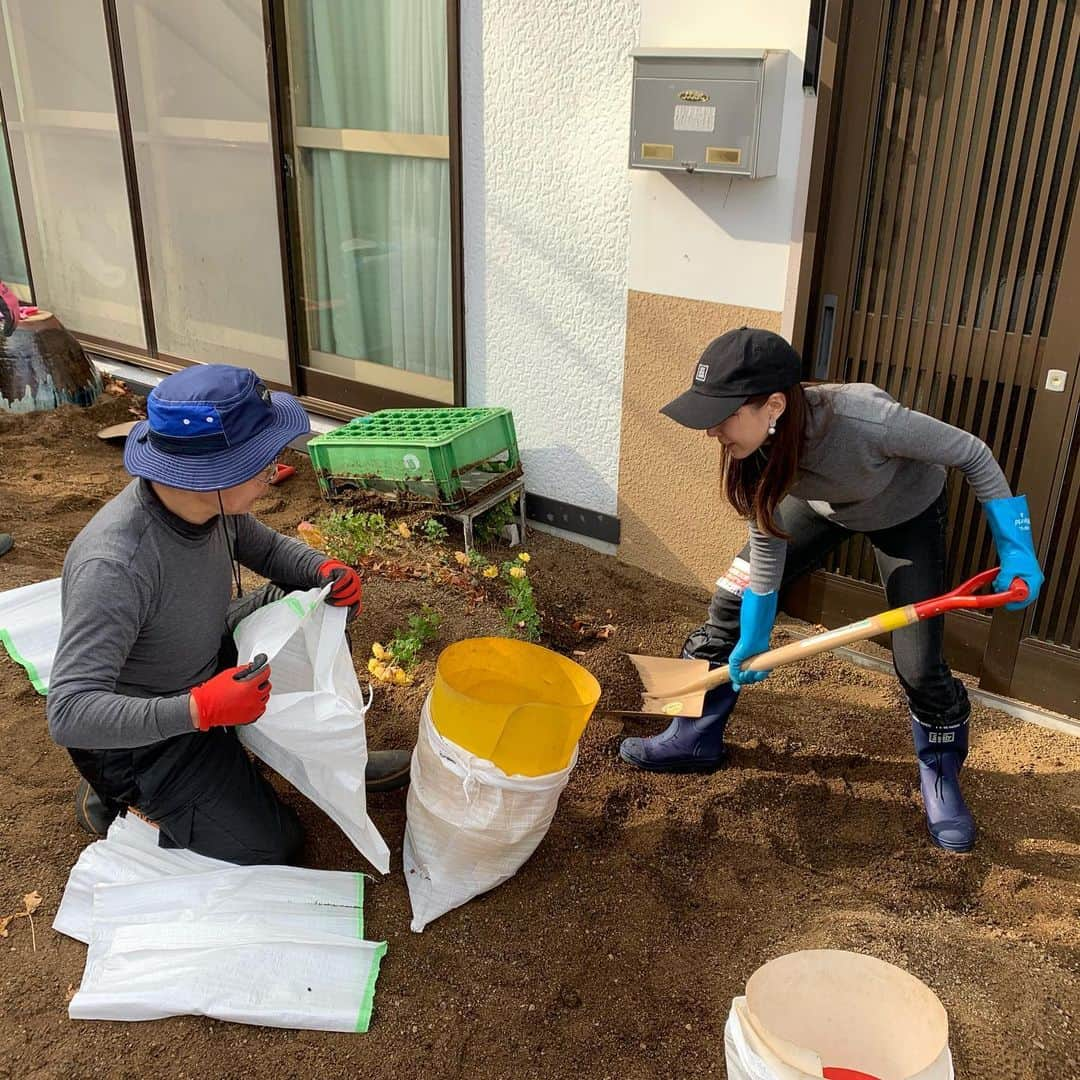 山川恵里佳さんのインスタグラム写真 - (山川恵里佳Instagram)「: : 台風19号で被害があった宮古市へ。 今回はIBC岩手放送の江幡アナウンサーをお誘いし、一緒に行ってきました。 ボランティア活動で行かせていただいたお宅の玄関先やお庭は土砂で埋まっていて、全員でひたすら掻き出す作業をしました。 10分〜15分作業したら休憩するという流れを繰り返していきます。 大量の土砂を目の前に目処がつくのか不安になるのですが、掻き出していくうちに、本来の地面がでてきます。 この瞬間から更にやる気が出て、作業が進むのです！ 道らしきものが見えなかったところからスタートし、活動を終える頃には歩きやすい道がしっかり出来上がりました。 天気も良く、この時期にしては温かい陽気に背中を押してもらえた1日。 住んでいらっしゃる方々が、少しでも穏やかに生活できると感じてくだされば幸いです。 : : #台風19号#宮古市災害ボランティアセンター#岩手県#宮古市#ボランティア活動#ibc岩手放送#江幡平三郎#へいちゃんありがとう : : ※写真は許可を得て撮影しております。」11月25日 16時10分 - erika_3_official