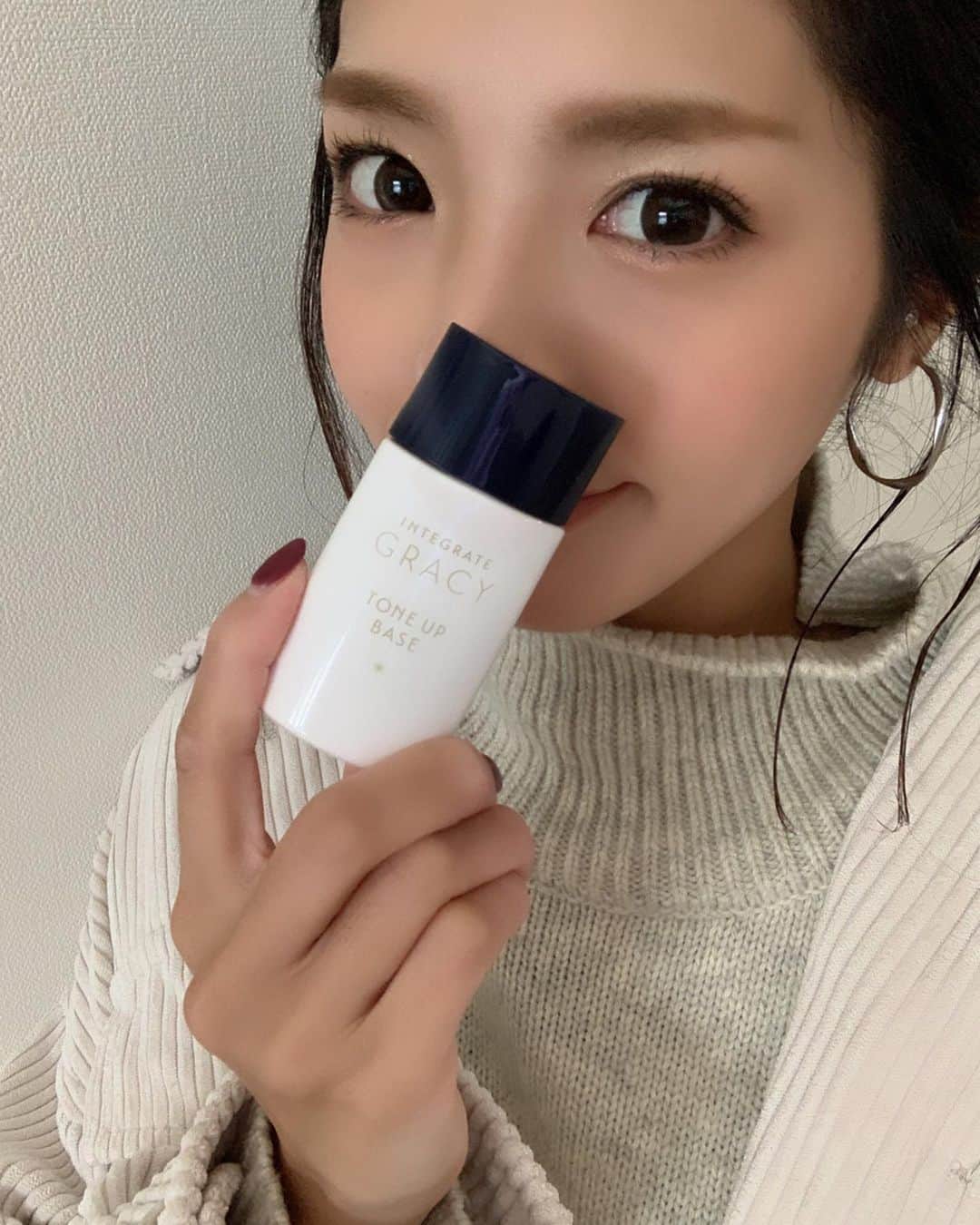 mocchiのインスタグラム：「こんにちは🌞 ・ ・  資生堂ジャパン株式会社様より INTEGRATE GRACYの顔色アップベースをお試しさせてもらったよ✨ ・ ・ 普段使ってるファンデの前に下地で使ったよーん(๑♡ᴗ♡๑) ・ これ、いい！！ 肌色がワントーンアップしてツヤのある仕上がりになった！ ・ 今ツヤ肌ブームだもんね♥️ ・ ・ しかも保湿効果高いから秋冬に最高！ ・ ちょっと疲れが見えるときに、ひと塗りでパッと明るい印象になれる✨ ・ ・ この価格でこの効果は主婦にはありがたい～🙏💓 ・ ・ ドラッグストアで売ってて手に入りやすいし みんな秋冬の下地に是非使ってみてー✨ ・ ・ ・ ・ #インテグレートグレイシィ #INTEGRATEGRACY #顔色アップベース #PR」