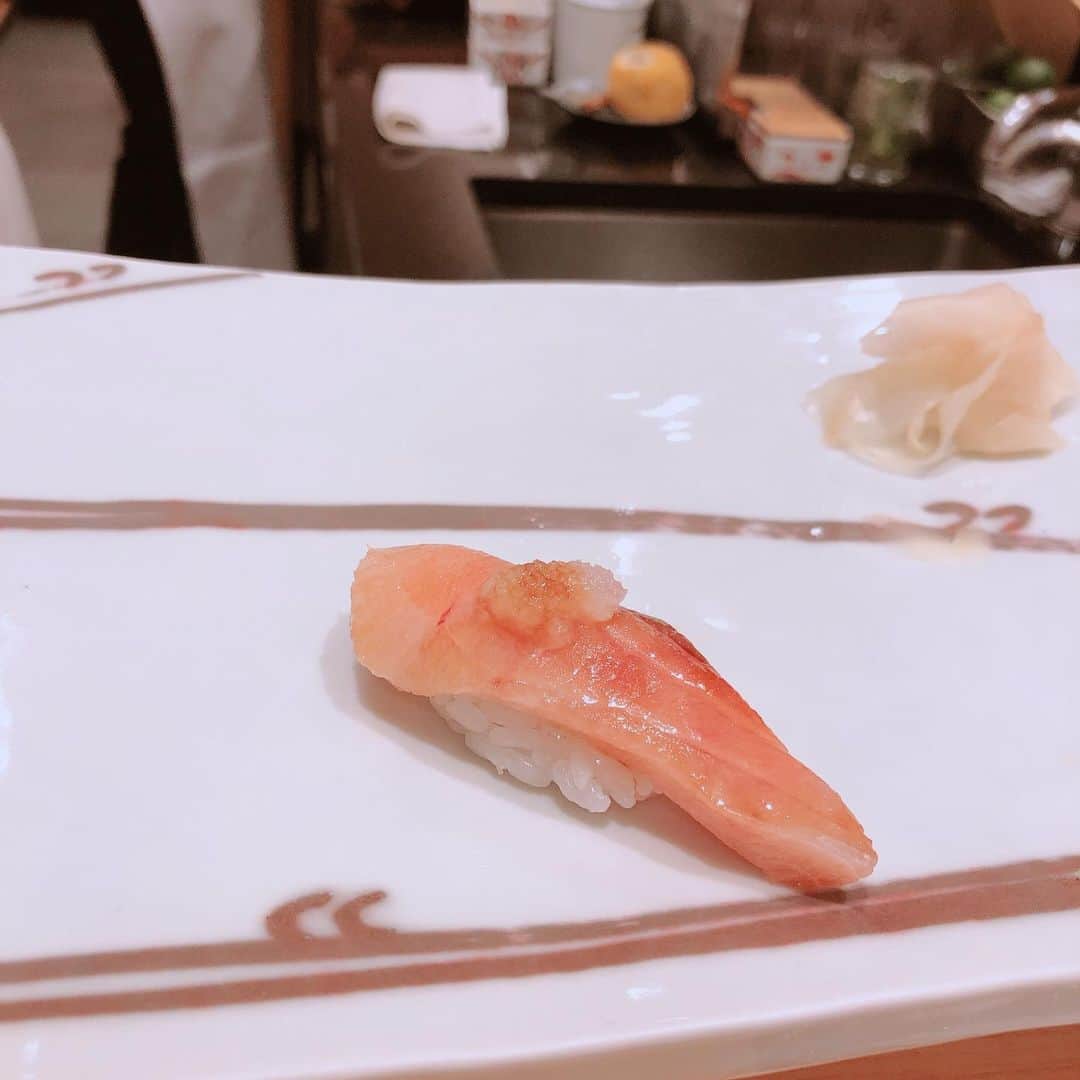 黒田愛美さんのインスタグラム写真 - (黒田愛美Instagram)「みなちゃんと久々のcatch up 💕 久々に色々話せて嬉しかったな〜 仕事に子育てになんでもこなしながらも美しさと知性を持ち合わせるみなちゃんは、尊敬に値する素敵女子❤️ お互いに近いところもたくさんあるから話してて楽しいわ😁 昼から贅沢🍣ランチで心もお腹もいっぱい😊 #美容家 #山本未奈子  #美容アンチエイジング専門医 #黒田愛美」11月25日 16時12分 - kurodaaimi