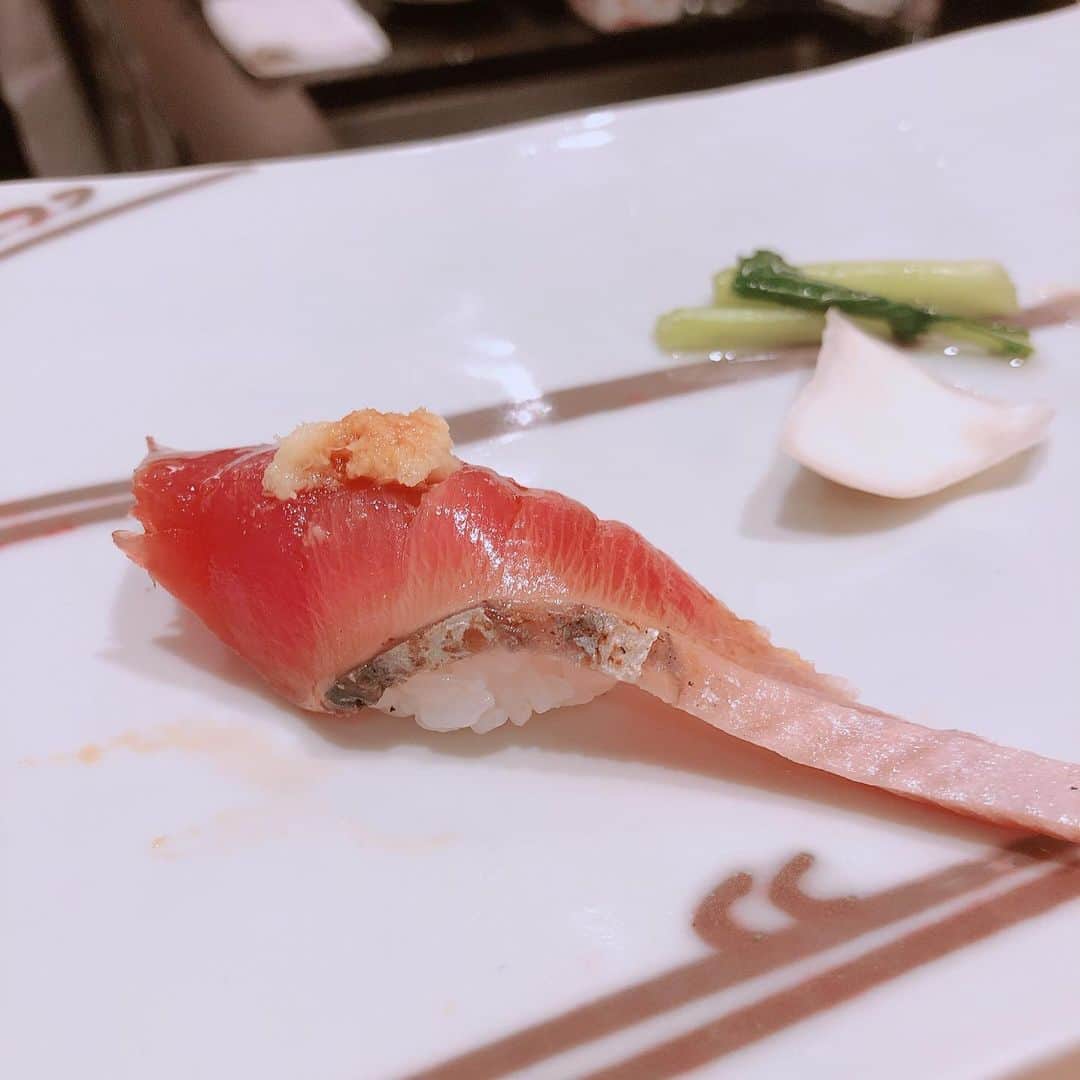 黒田愛美さんのインスタグラム写真 - (黒田愛美Instagram)「みなちゃんと久々のcatch up 💕 久々に色々話せて嬉しかったな〜 仕事に子育てになんでもこなしながらも美しさと知性を持ち合わせるみなちゃんは、尊敬に値する素敵女子❤️ お互いに近いところもたくさんあるから話してて楽しいわ😁 昼から贅沢🍣ランチで心もお腹もいっぱい😊 #美容家 #山本未奈子  #美容アンチエイジング専門医 #黒田愛美」11月25日 16時12分 - kurodaaimi
