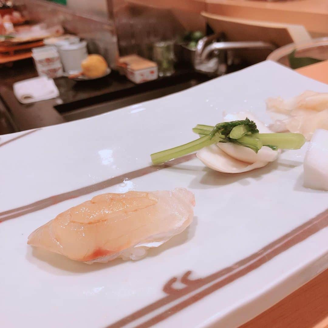 黒田愛美さんのインスタグラム写真 - (黒田愛美Instagram)「みなちゃんと久々のcatch up 💕 久々に色々話せて嬉しかったな〜 仕事に子育てになんでもこなしながらも美しさと知性を持ち合わせるみなちゃんは、尊敬に値する素敵女子❤️ お互いに近いところもたくさんあるから話してて楽しいわ😁 昼から贅沢🍣ランチで心もお腹もいっぱい😊 #美容家 #山本未奈子  #美容アンチエイジング専門医 #黒田愛美」11月25日 16時12分 - kurodaaimi