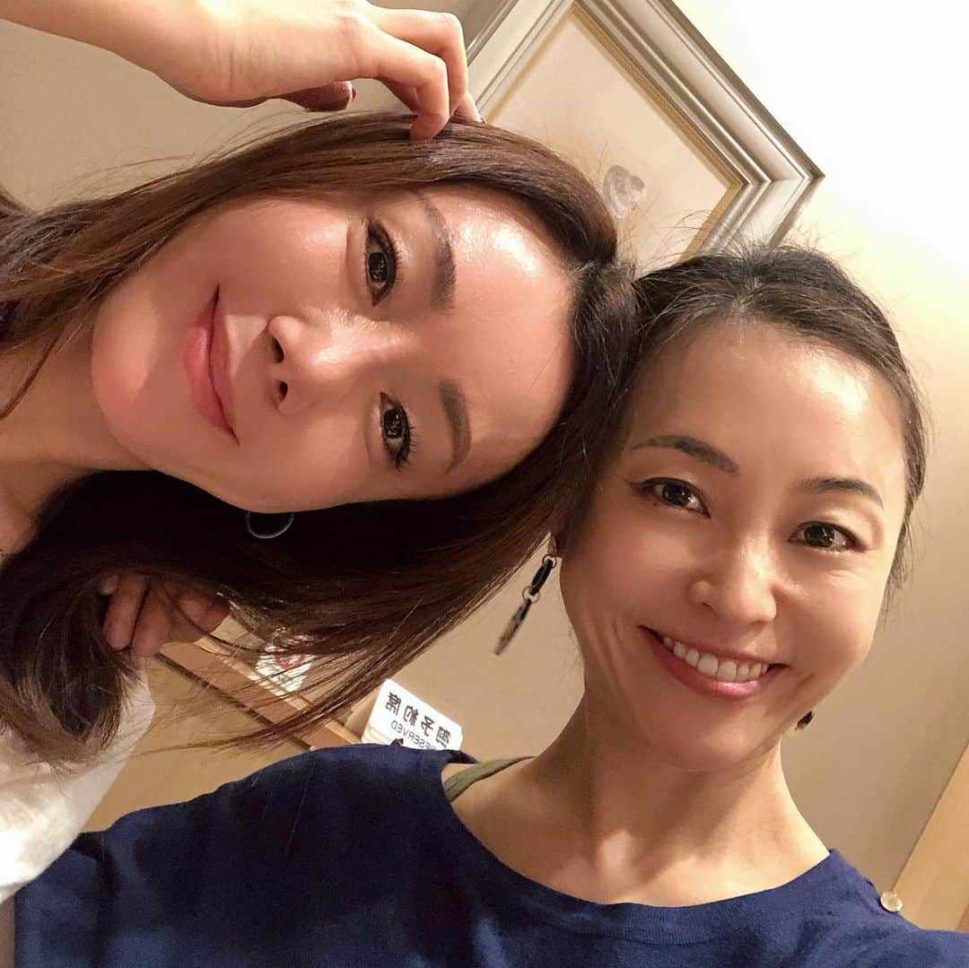 黒田愛美さんのインスタグラム写真 - (黒田愛美Instagram)「みなちゃんと久々のcatch up 💕 久々に色々話せて嬉しかったな〜 仕事に子育てになんでもこなしながらも美しさと知性を持ち合わせるみなちゃんは、尊敬に値する素敵女子❤️ お互いに近いところもたくさんあるから話してて楽しいわ😁 昼から贅沢🍣ランチで心もお腹もいっぱい😊 #美容家 #山本未奈子  #美容アンチエイジング専門医 #黒田愛美」11月25日 16時12分 - kurodaaimi