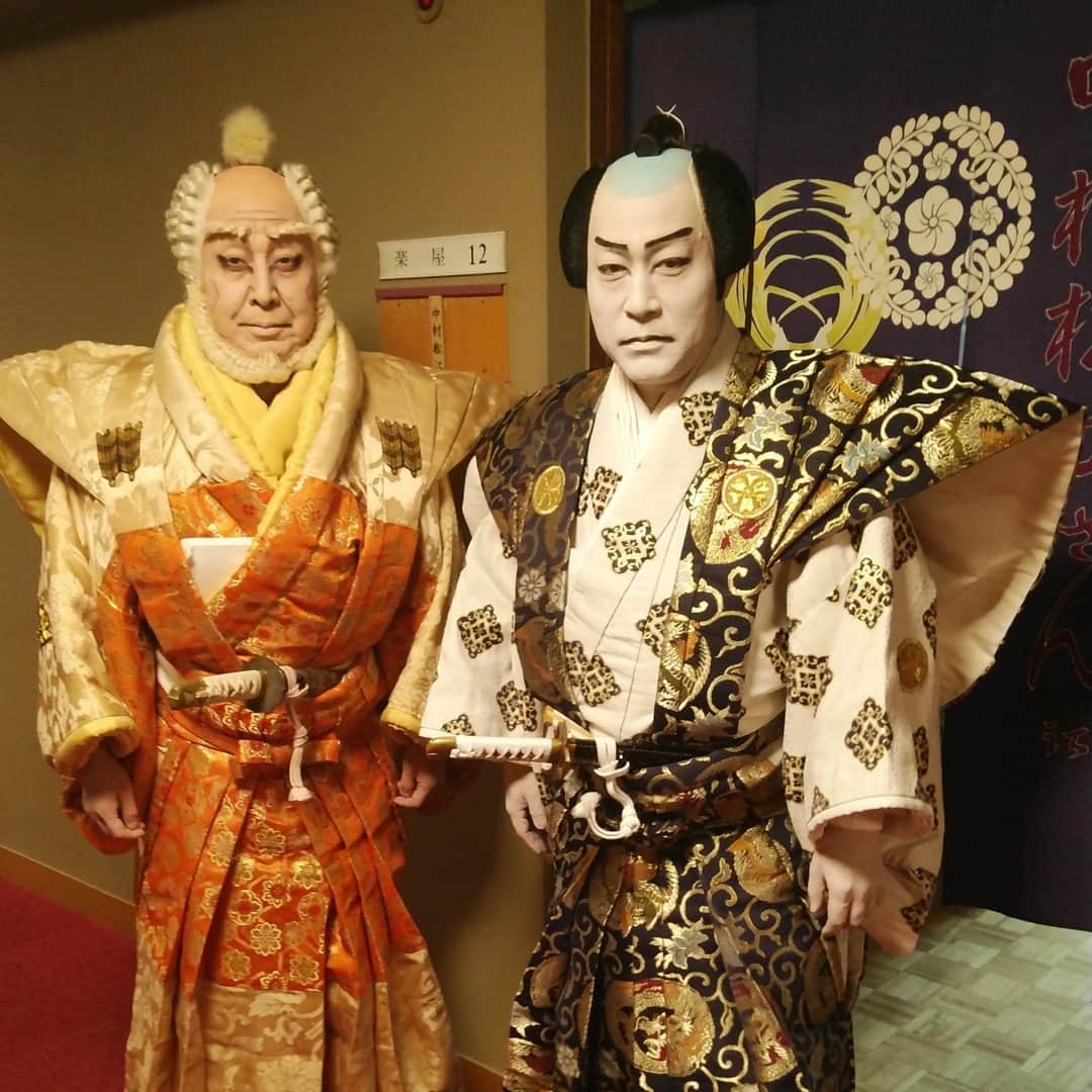のインスタグラム：「本日国立劇場、「孤高勇士孃景清」は千穐楽を迎えました。 息子が出演の新橋演舞場、「新版オグリ」も無事に千穐楽を迎えたようです。 来月は歌舞伎座で昼の部の「たぬき」に出演します✨ 今月に引き続き来月も御一緒の大谷桂三兄さんと✨ #歌舞伎#中村松江 #大谷桂三 #孤高勇士孃景清 #国立劇場 #たぬき#歌舞伎座」