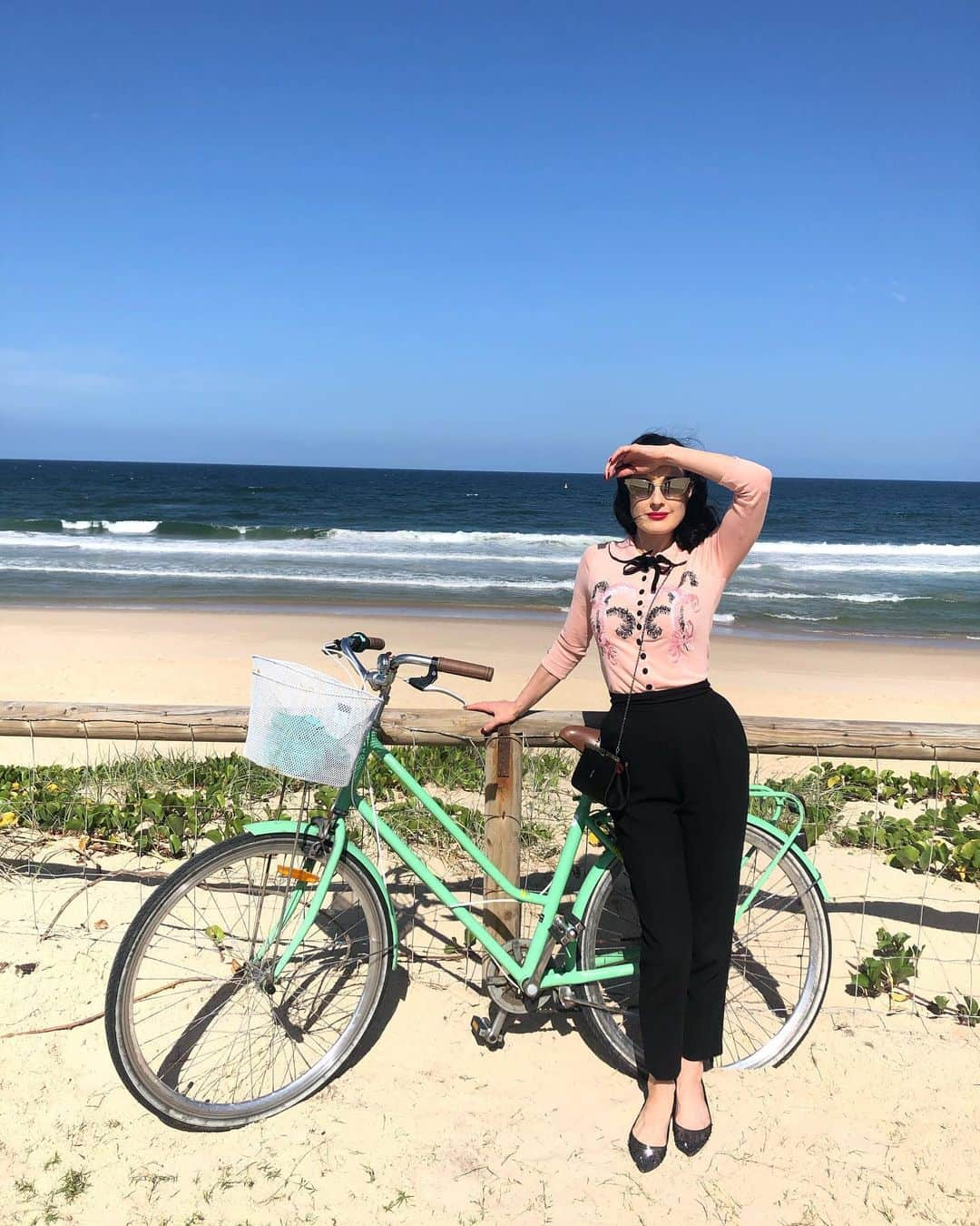 ディタ・フォン・ティースさんのインスタグラム写真 - (ディタ・フォン・ティースInstagram)「Spent the afternoon bicycling on the boardwalk here in Surfer’s Paradise. One night of show here tomorrow at The Star Gold Coast @thestargoldcoast See ticket link in bio 💋 #glamonatrix #burlesque」11月25日 16時36分 - ditavonteese