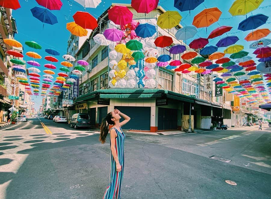 佐藤あずみのインスタグラム：「空を埋める傘❤️💛💚💜💙 . この傘の展示はもう終わっちゃったって聞いてたんだけど、ホテルの窓から傘が見えて、え！やってるラッキーってことで☂️❤️ 問屋街に傘がズラーーーっと空に浮いてますー！ . 行けてよかった❤️ 残念ながら問屋はあまり開いてましぇんでした！けど見れてよかった可愛いスポット☂️💛 . 本当に台湾は彩り沢山で可愛いな😍 .  #後驛商圈 #傘のアーケード  #空を埋める傘 #彩虹傘 #彩虹傘街 #後驛成衣百貨商圈 #台湾 #高雄旅行 #高雄 #旅行  #taiwan #kaohsiung #travel #rainbow #umbrella #🌈 #🇹🇼」
