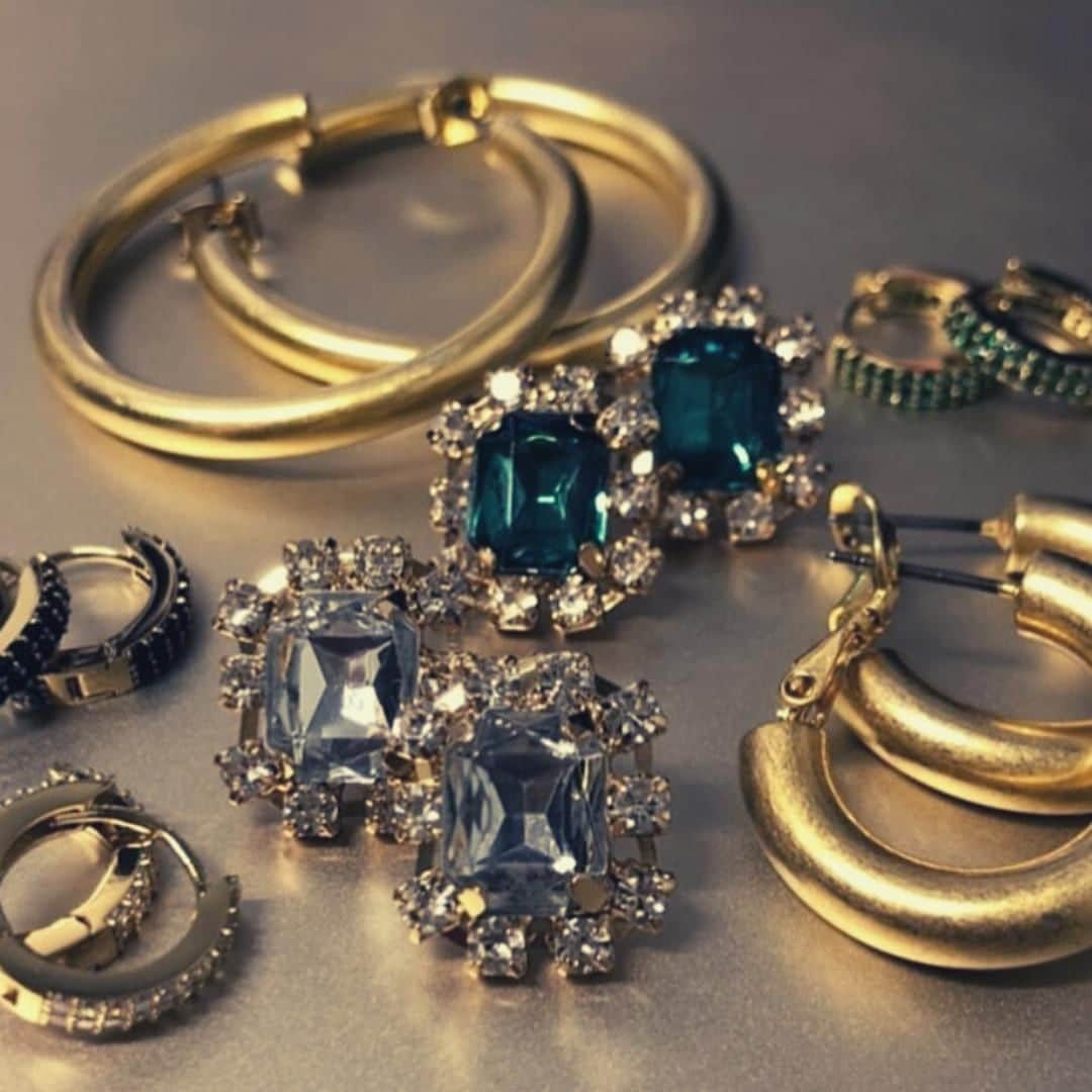 のインスタグラム：「Is that the hotline bling calling? Adorn your lobes in our range of chunky, bejeweled and totally gorgeous ear accessories.🖤Black Friday is coming soon, remember to sign up to our email newsletters to be the first to hear about our huge offers!🖤 (Link in bio) ⁠ @stasharogbryn #orelialondon #oreliajewellery #partyjewellery #earstacking」