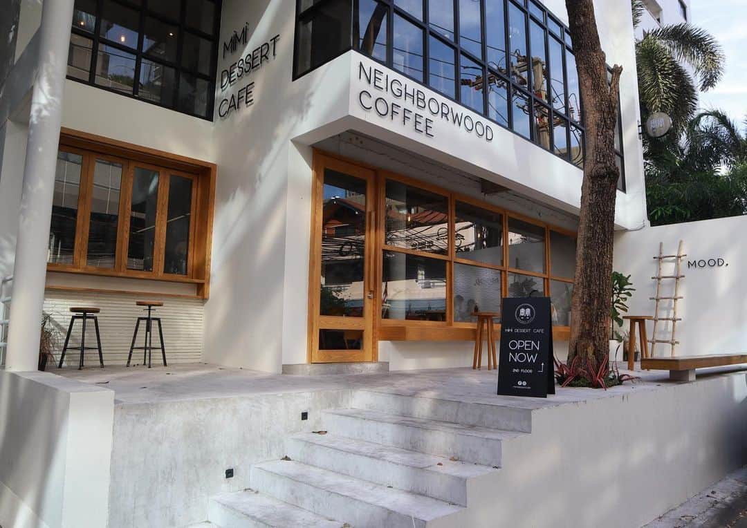 石井輝明さんのインスタグラム写真 - (石井輝明Instagram)「タイカフェ。 昨日は囲碁将棋さんとの漫才ライブありがとうございました。 今日もルミネでライブあります。 僕だけですが何卒よろしくお願いします。  #neighborwoodcoffee #cafe #coffee #bangkokcafe #カフェ #タイカフェ #バンコクカフェ #カフェ芸人 #明日は毎月恒例トークダンテ #今回はスポーティーコーデ #めちゃめちゃ頭悩ませてる #スポーティーコーデむずい #どうなることやら #その前のルミネの寄席もよろしくお願いします」11月25日 16時40分 - comandanteishii